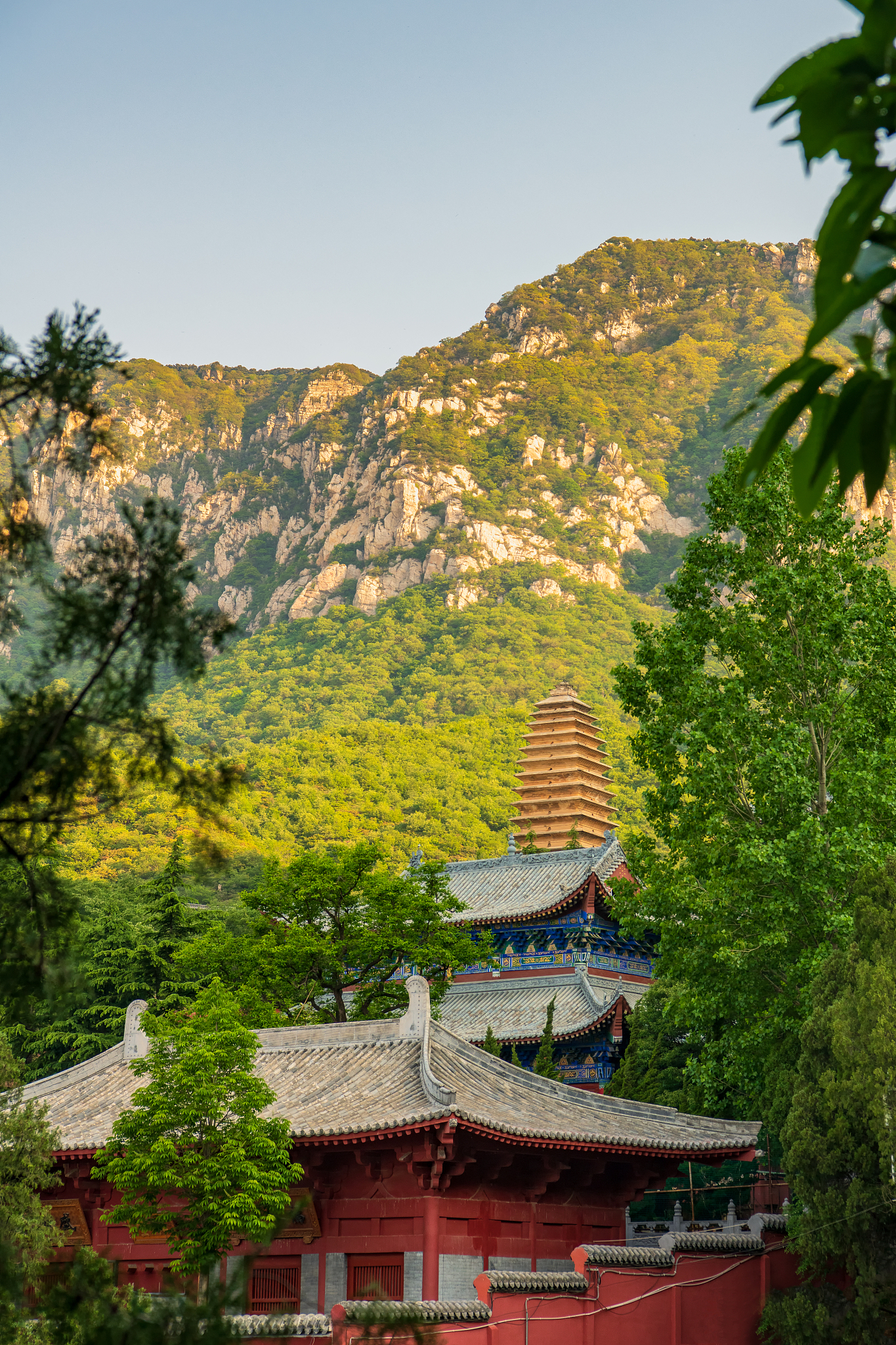 河南省郑州市登封市东汉古刹嵩山法王寺户外风光