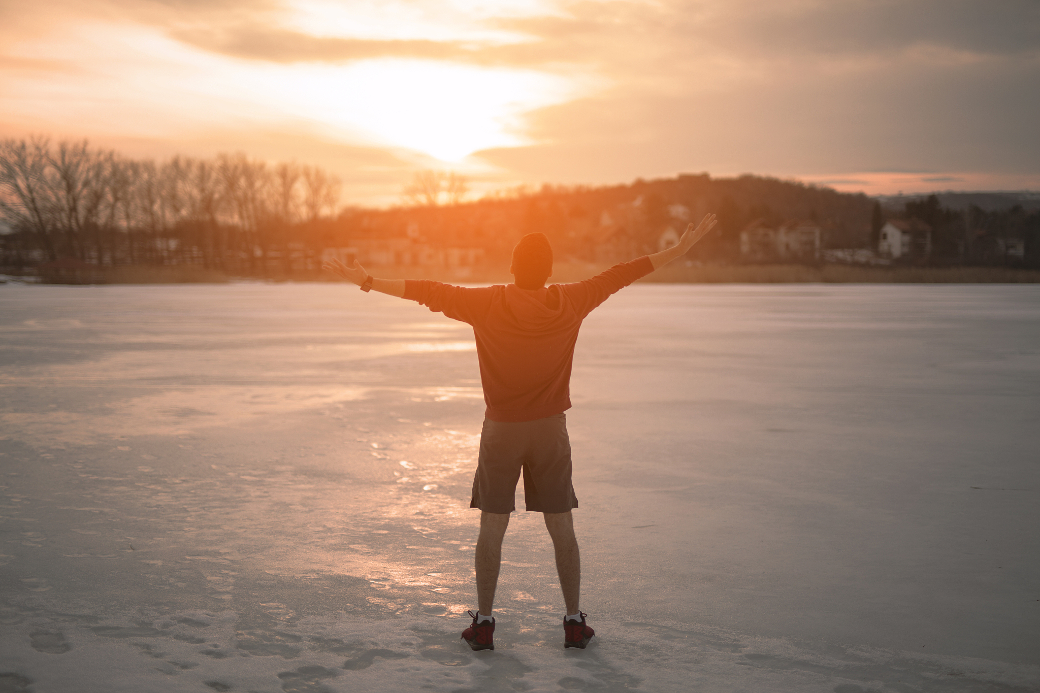 朋友说太阳迷路了我说+迷路了把它找回来+朋友说+找不回来了+离我太远怎么回复