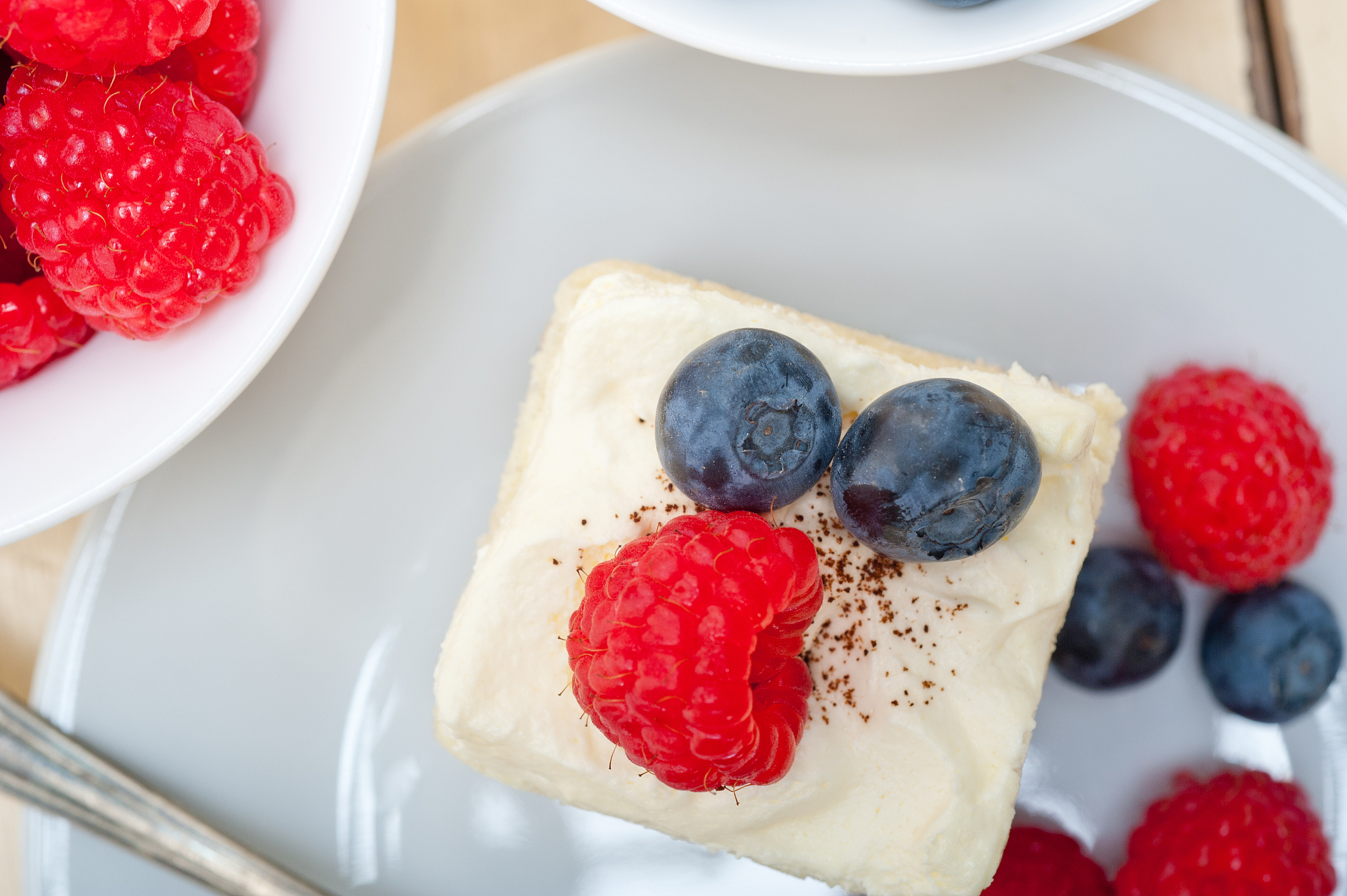 fresh raspberry and blueberry cake