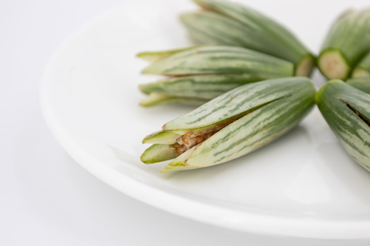 紫茄子2、青茄子1、紫圆茄、大龙茄子、花茄子、长线茄、青茄子2、紫茄子1、圆茄子1、圆茄子2销量分别为13602001、3516763、7658、1167218、101379、2496413、190522、297158、4981、1047689千克将他们进行相关分布规律分析。