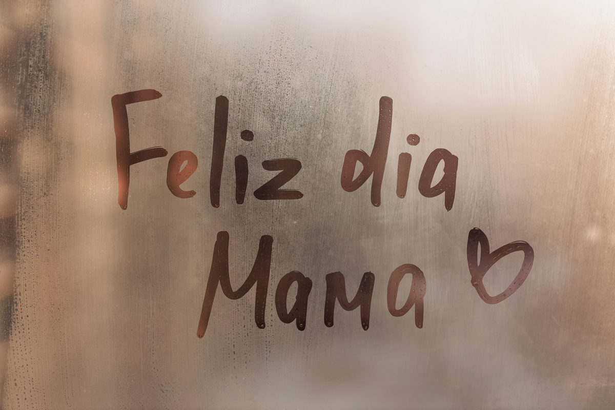 葡萄牙语字母"feliz dia mama"意为英语的"母亲节快乐