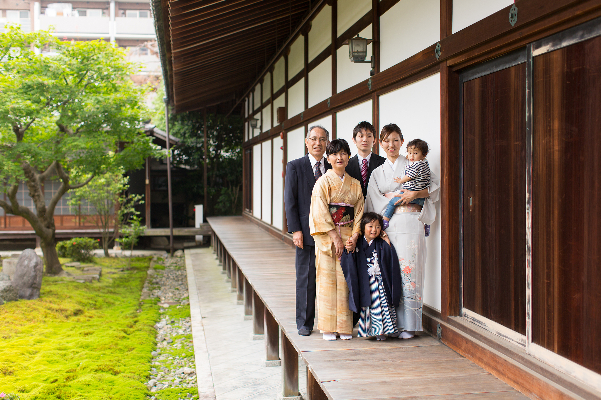 japanese family at chion-ji temple celebrating shichigosan