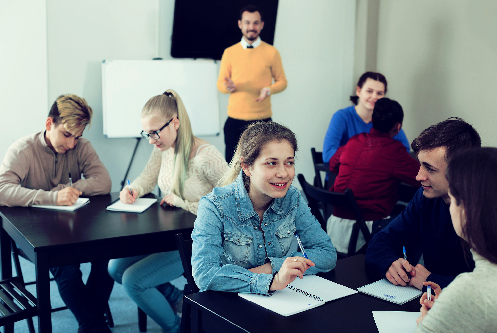 您好你好! 有什么可以帮您的吗？如何让我的学习效率提高以下是一些提高学习效率的建议：1 制定明确的学习计划：在开始学习之前制定一个详细的学习计划。这将帮助你了解学习目标、时间表和计划从而更好地管理时间并追求目标。2 选择合适的学习环境：为了获得最佳的学习体验请选择舒适且安静的学习环境。许多人喜欢在图书馆或安静的房间里学习但你可以选择适合你的地方。3 采用多种学习方式：不同的人有着不同的学习方法和习