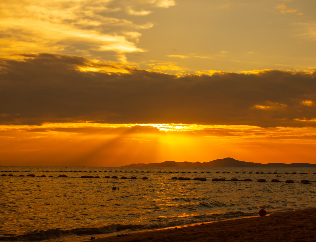 今天,我偶然看到了一幅绝美的夕阳照片,那如诗如画的景色让我瞬间沉浸