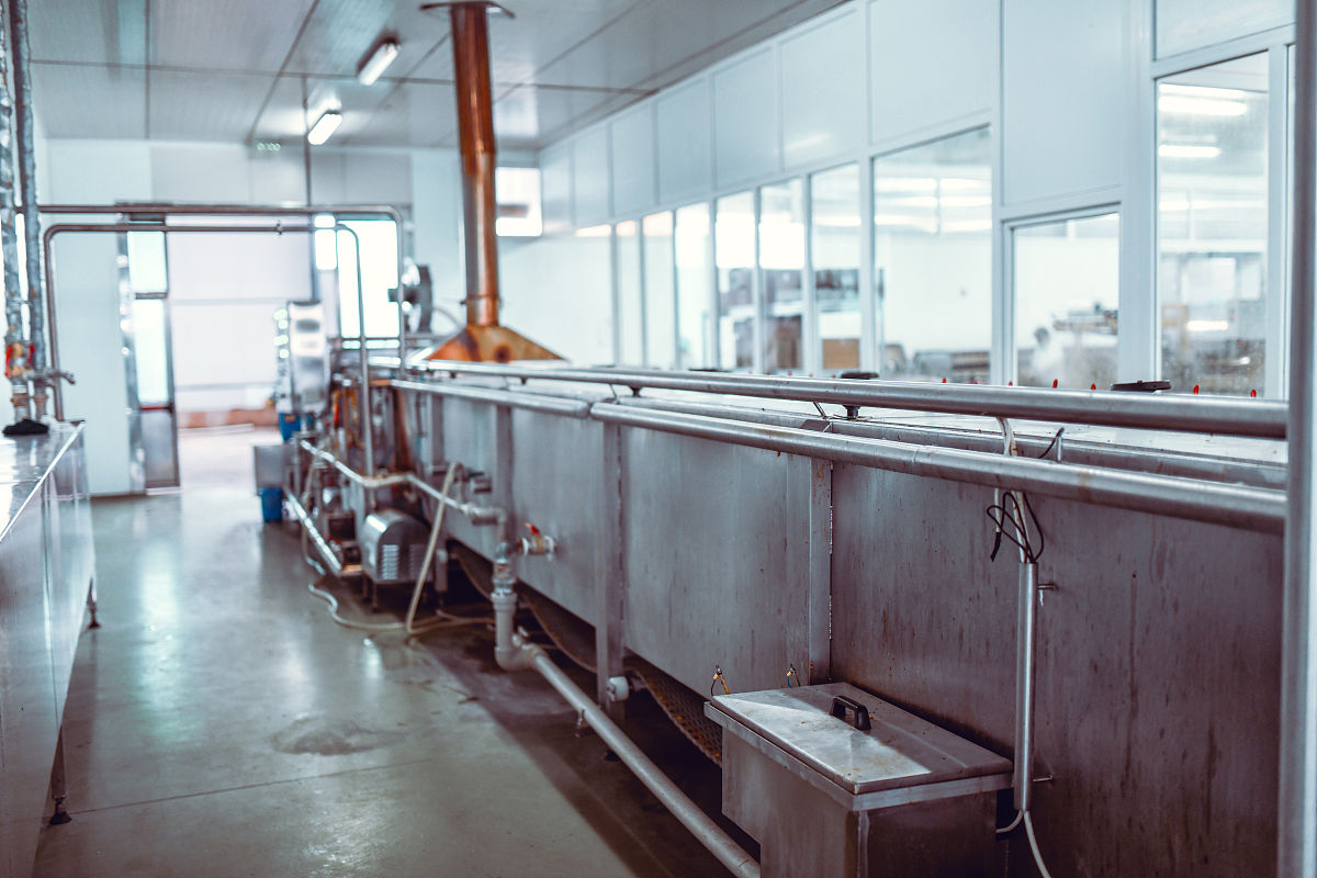 我们的食用菌接种车间是无菌净化车间按照工艺流程科学设计、经济、实用和高效。组培接种车间建造时采用产灰尘量最少的建筑材料接着写一写