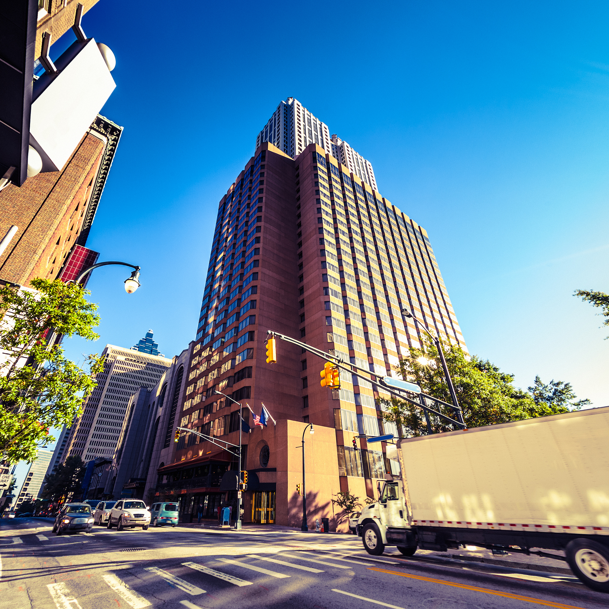 大信酒店是一个商务型酒店年出租率在70以上现在要做一个年终总结