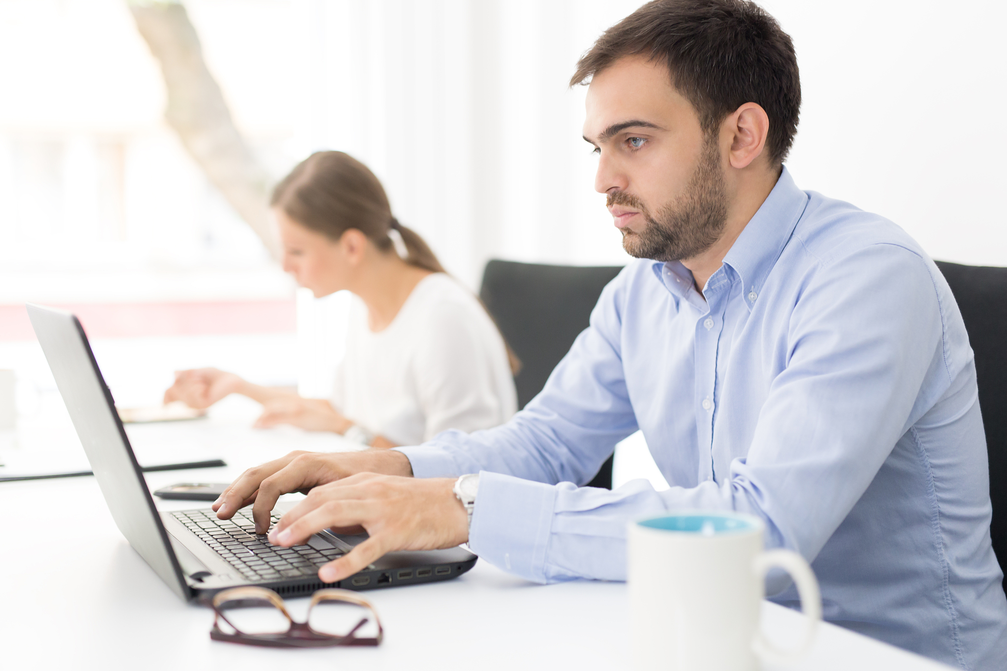 扩展阐述500字：在IT项目中团队合作是至关重要的技术人员需要与其他团队成员紧密合作共同完成项目目标。然而A公司在绩效考核中并未设置团队合作相关的指标导致技术人员可能会过度追求个人表现而忽视了团队的整体目标。这样一来可能会导致团队的协作效率降低影响到项目的顺利进行。