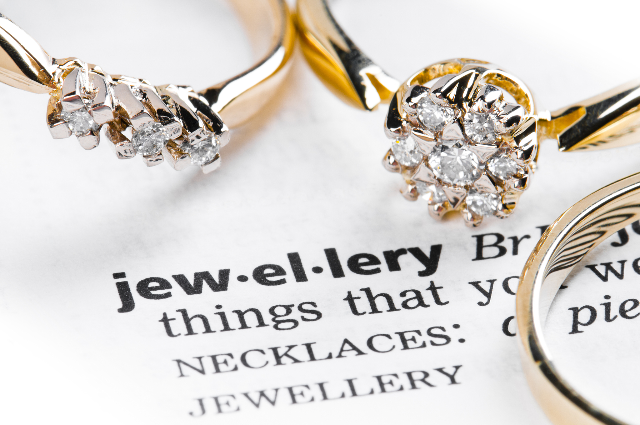 帮我的珠宝店铺起个英文名字我的店铺中文名字是萤火珠宝要求时尚并且独一无二最好是你自创的英语