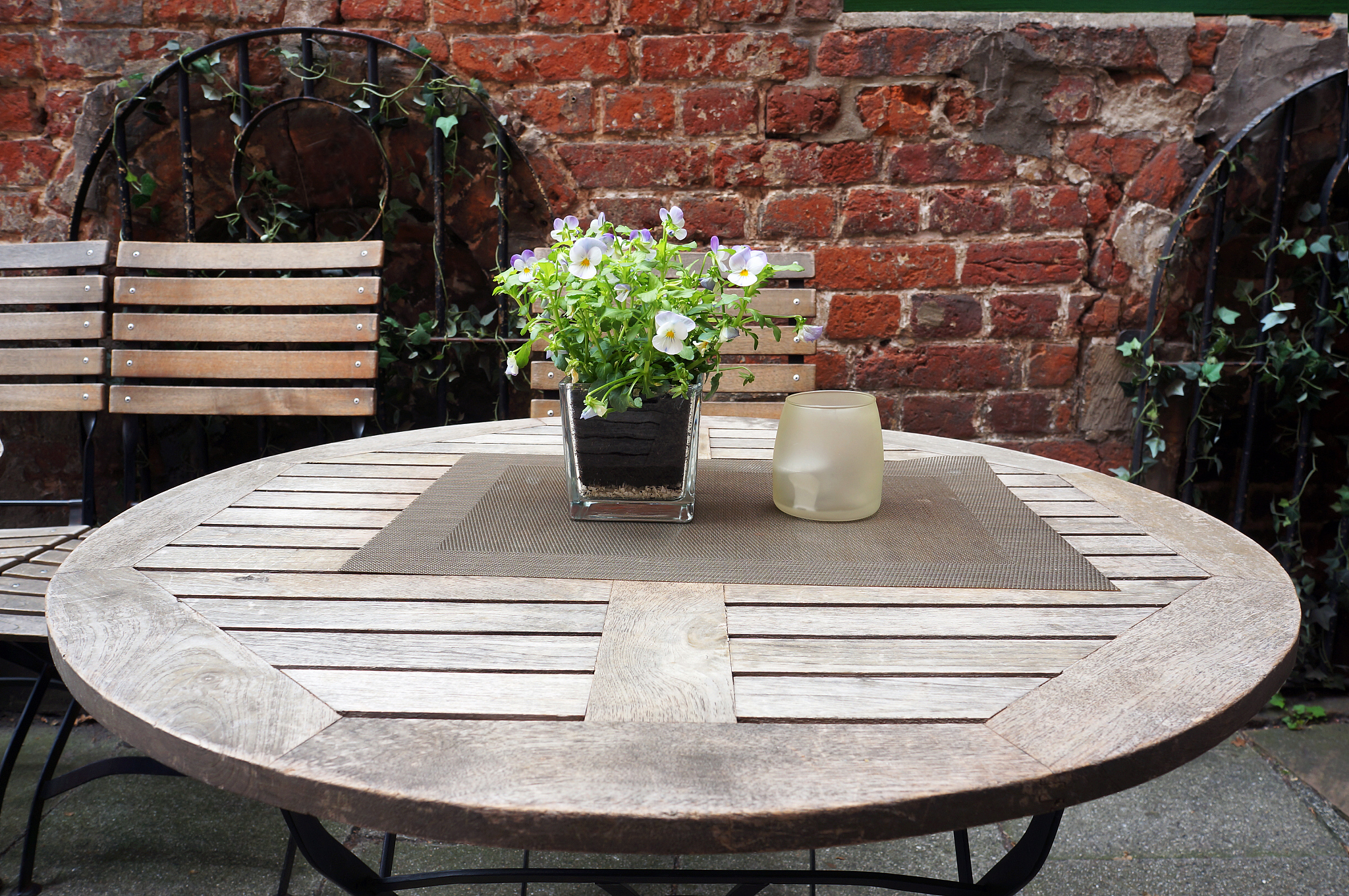 家里配套可自由伸缩的户外桌子家里朋友多的它既是小助手又是庭院里的颜值担当一米六三拉开可以达到2米一四可自由控制长度随意变化让户外生活更便捷好友聚会更舒适放松选用的是陶瓷木纹色的面板防水耐用耐刮抗躁易打理它高级灰很耐看兼顾美观和使用价值并存入手它太实用啦的悠闲舒适文案