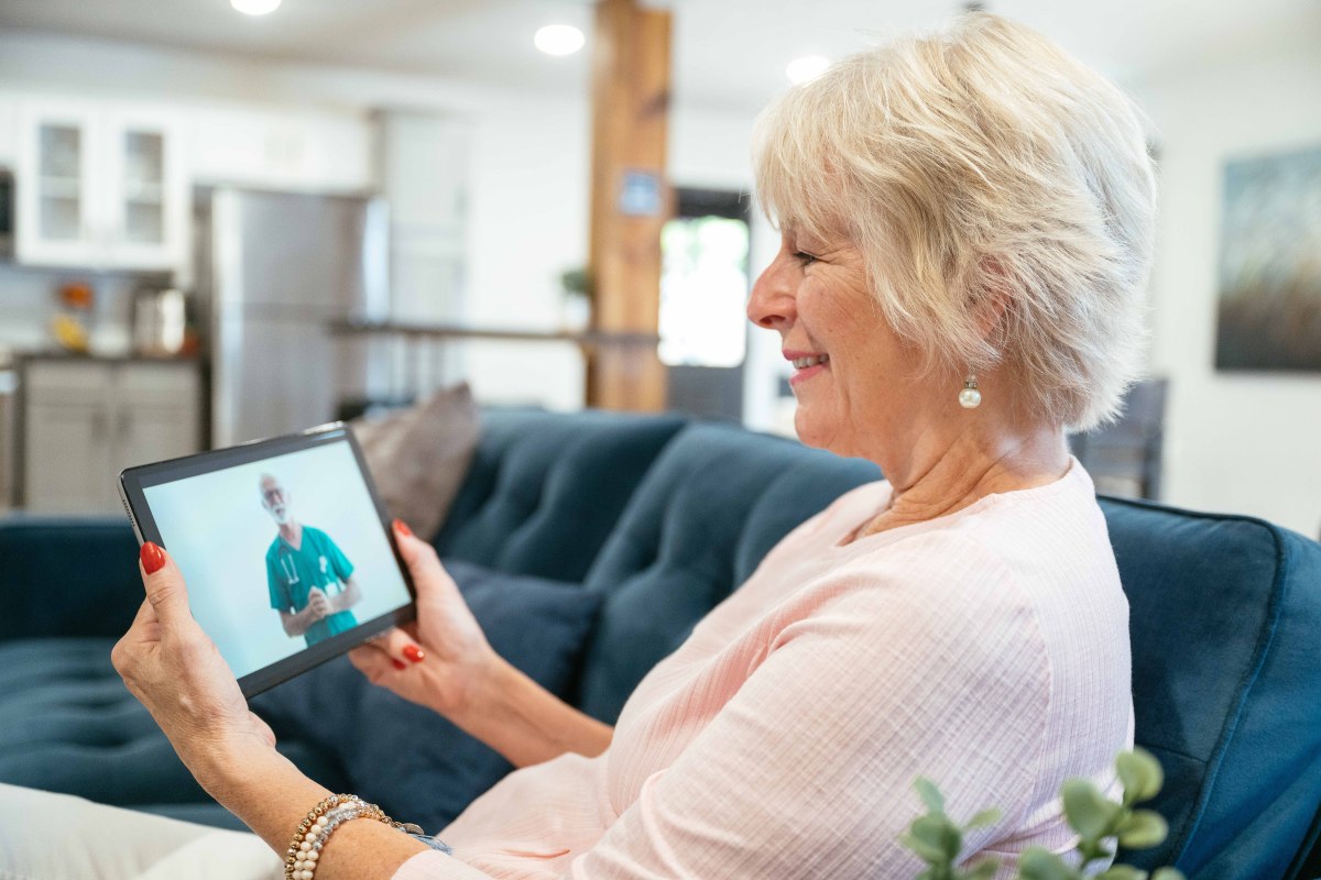 随着人口老龄化趋势的加剧老年人的健康和生活质量问题成为了社会关注的焦点。老年人的身体机能、认知能力、社交能力等方面都会出现逐渐下降的趋势这也使得他们的生活越来越需要外界的帮助和关注。而随着科技的不断发展智能陪伴机器人已经成为了一种重要的解决方案通过智能化的技术手段可以为老人提供更加便利、安全、舒适的生活服务。研究老人智能陪伴机器人的设计致力于提升老年人的生活质量和幸福感。研究目的是为老年人提供更好