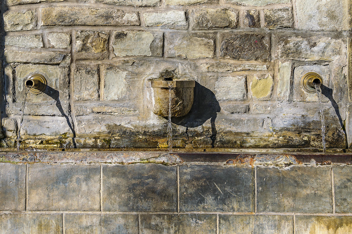 在城市里设置公共饮水机是一项很好的举措。首先它能够方便市民外出时的饮水需求特别是对于老人和小孩等有特殊需要的人群。其次对于一个旅游城市来说设置公共饮水机有助于提升城市的知名度和整体形象为旅游业的发展起到积极的作用。但是出现了题目中这种状况我们就需要重视起来。在公共饮水机经常断水的情况下政策的落地实施需要引起重视经常断水就会导致服务质量下降会也会被网友吐槽公共饮水机形同虚设。同时老年人拿家里的大桶去