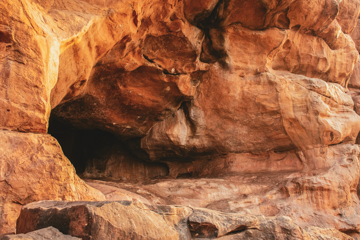 甘肃安宁天斧沙宫地质作用探秘：构造运动、岩浆活动与风化侵蚀的奇妙演绎