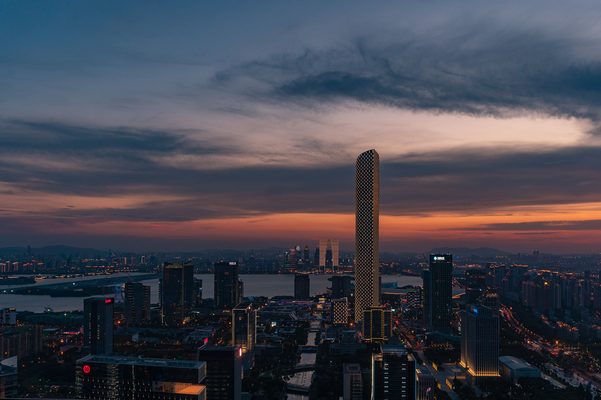 鸟瞰苏州现代城市夜景风光
