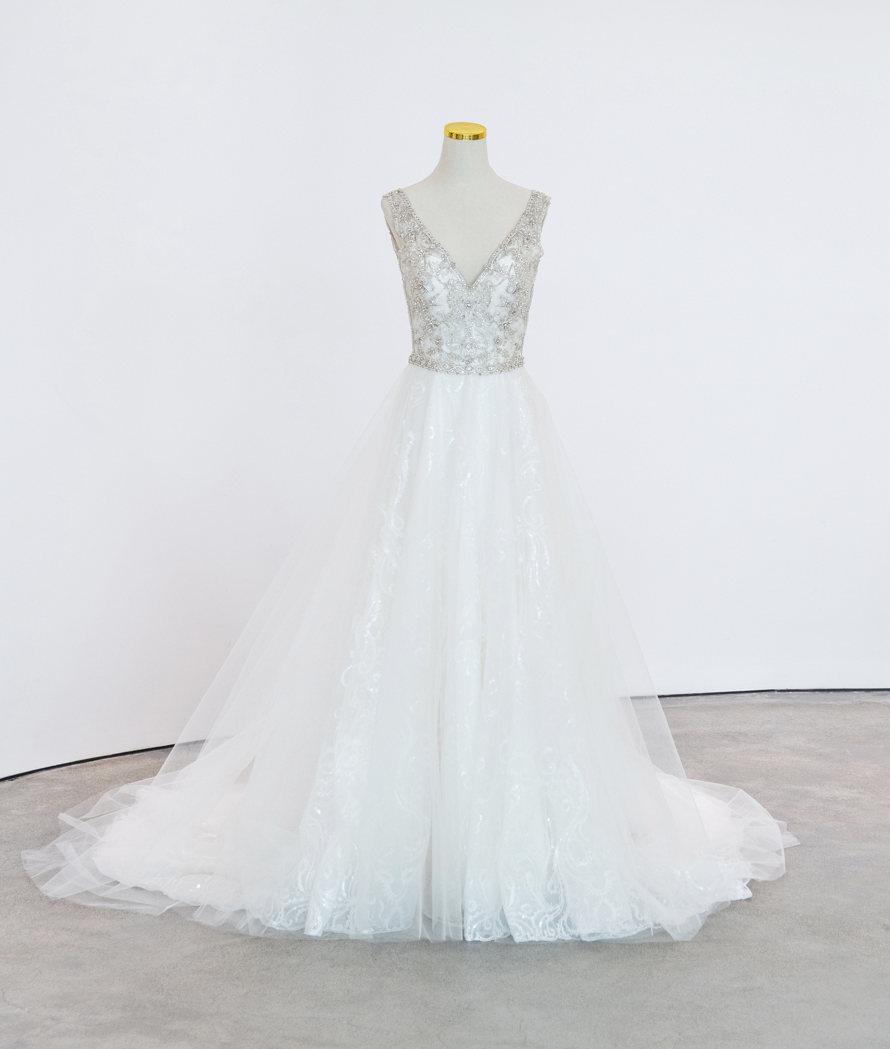 蕾丝长款晚礼服：优雅浪漫的完美之选