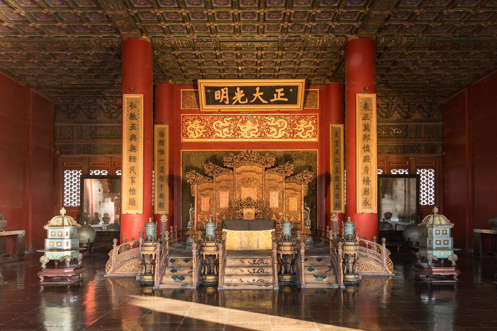 中国皇帝在宫廷的场景 - 壮丽威严的画面