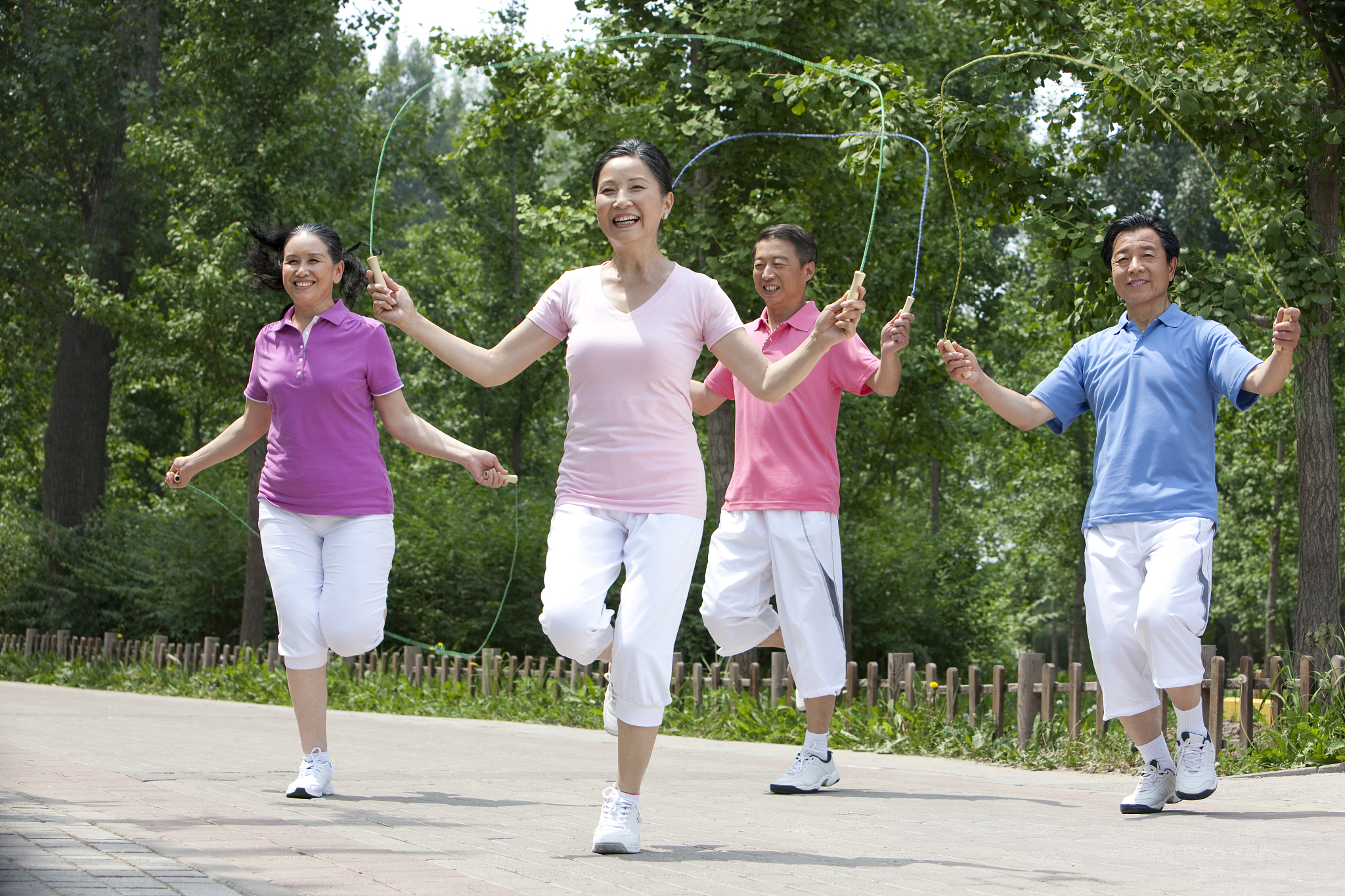 用以下内容帮我写一个新闻稿文案以及标题 写1000字中老年秋季如何锻炼身体