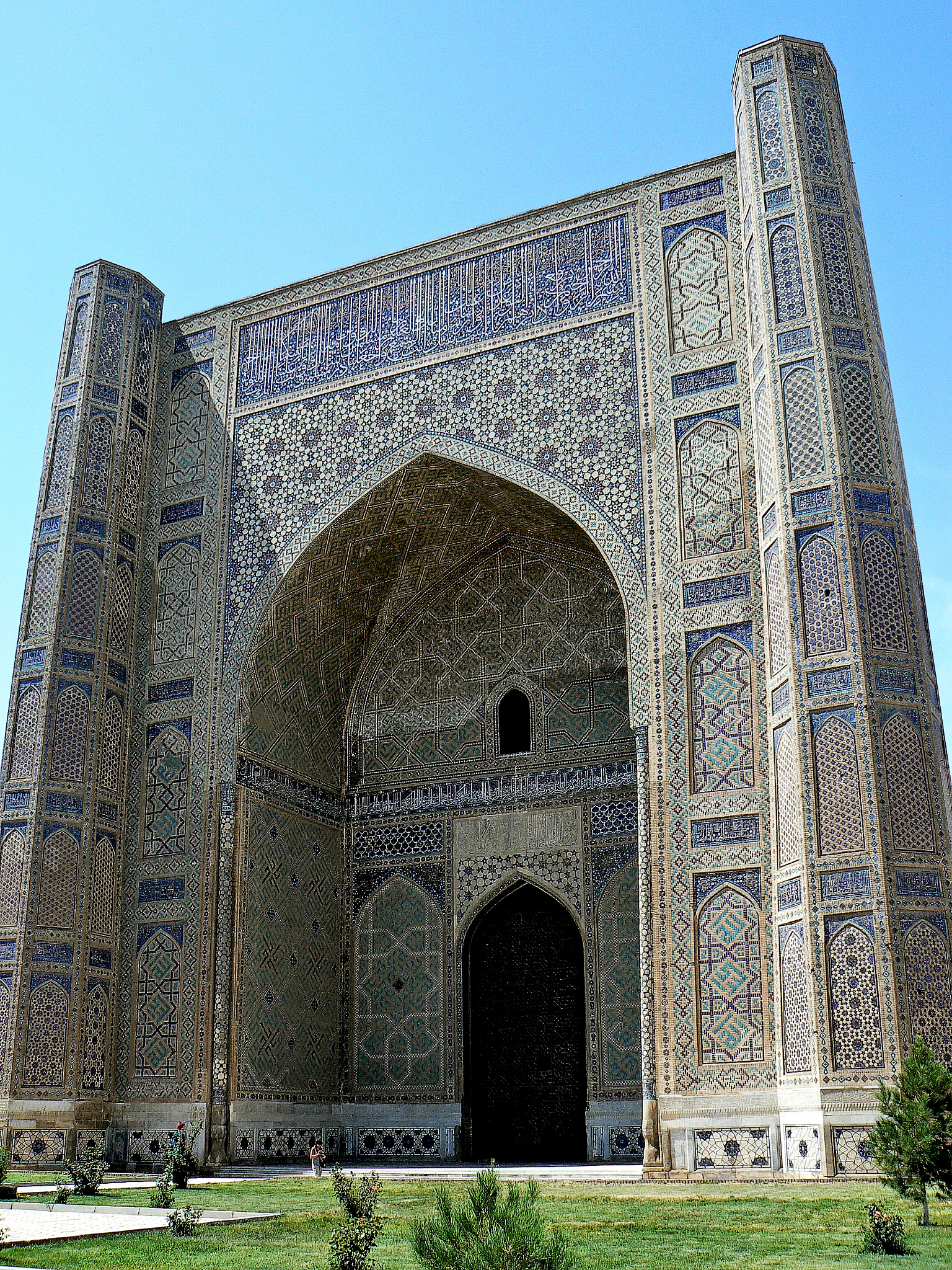 提炼成小点并简化写成英文短句3宗教对巴基斯坦建筑的影响以伊斯兰教为例：伊斯兰传统艺术对巴基斯坦公共艺术的发展产生了深远的影响伊斯兰教于公元8世纪传入巴基斯坦地区为当地艺术家带来了新的视角和风格。 伊斯兰艺术注重几何形状和装饰这在巴基斯坦的建筑、陶瓷和纺织品中得到了体现。 例如莫卧儿帝国时期的建筑如拉合尔堡和巴达夫·辛格的清真寺展示了伊斯兰传统艺术与当地文化的融合。 这些建筑以其华丽的装饰、精心设计