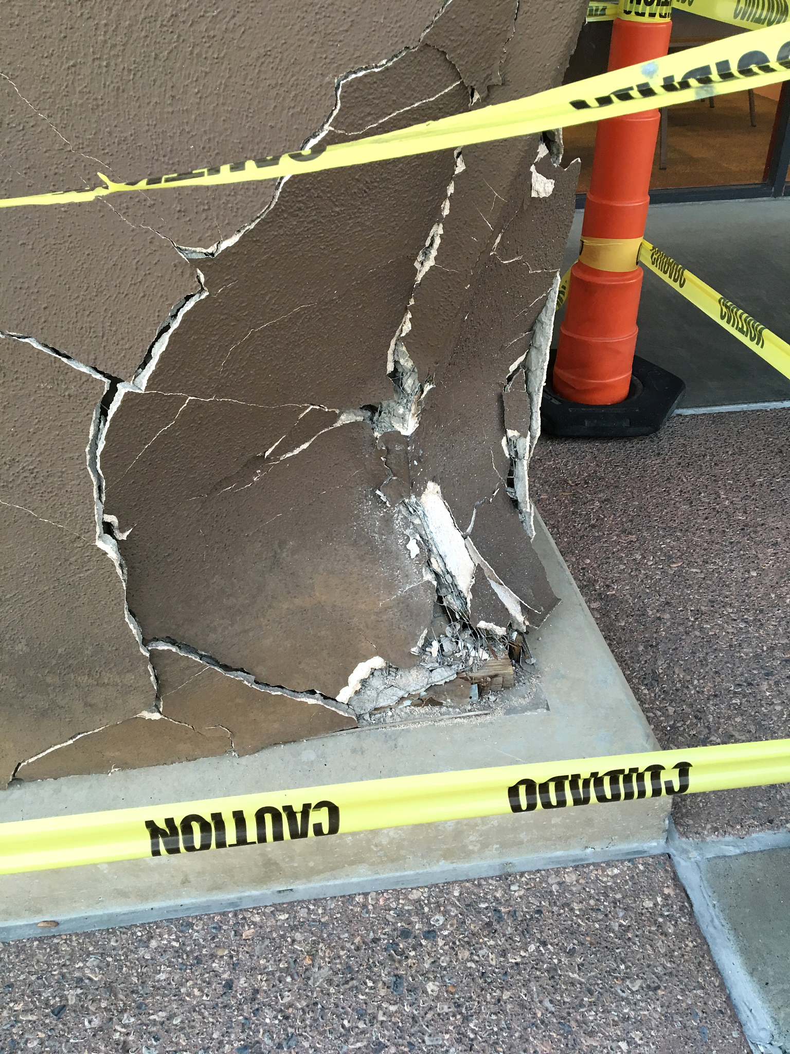 请对土木工程专业论文《 黄石道路桥梁施工中混凝土裂缝的成因及应对分析》的4 混凝土裂缝的应对策略41 控制温度变化 进行写作 保证其内容合理性不要乱写：