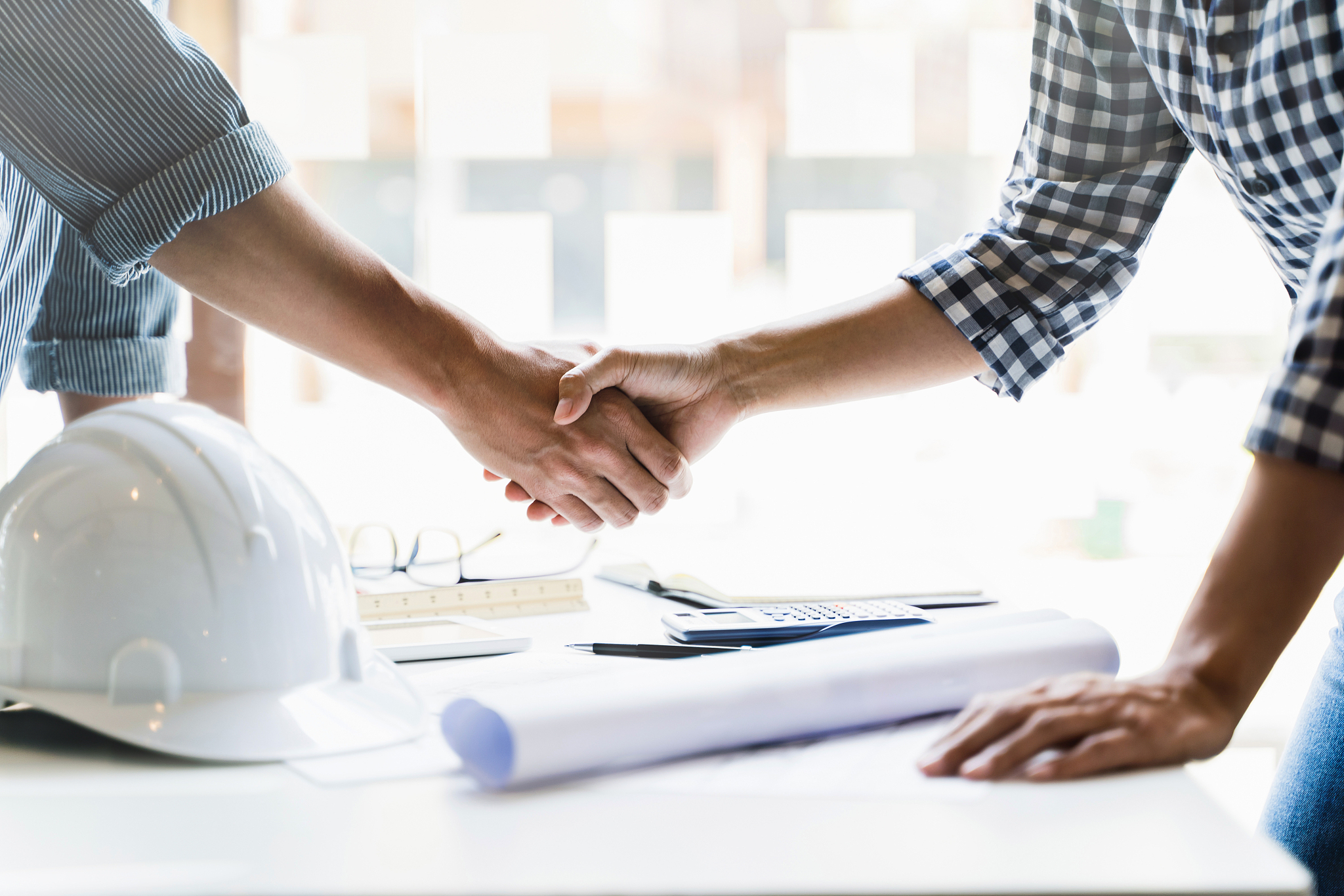 以下这段话如何换成另一种中文方式表达？专门负责工程质量的检查、验证与监督工作协调与业主、分包商还有监理三者之间的关系为工程的顺利报验创造条件负责起草、洽谈、签署和报批工程分包合同、劳务合同和租赁合同管理项目经理部合同监督分包商和材料供应商履行合同义务定期向项目经理报告合同履行情况全面实现对业主的承诺。