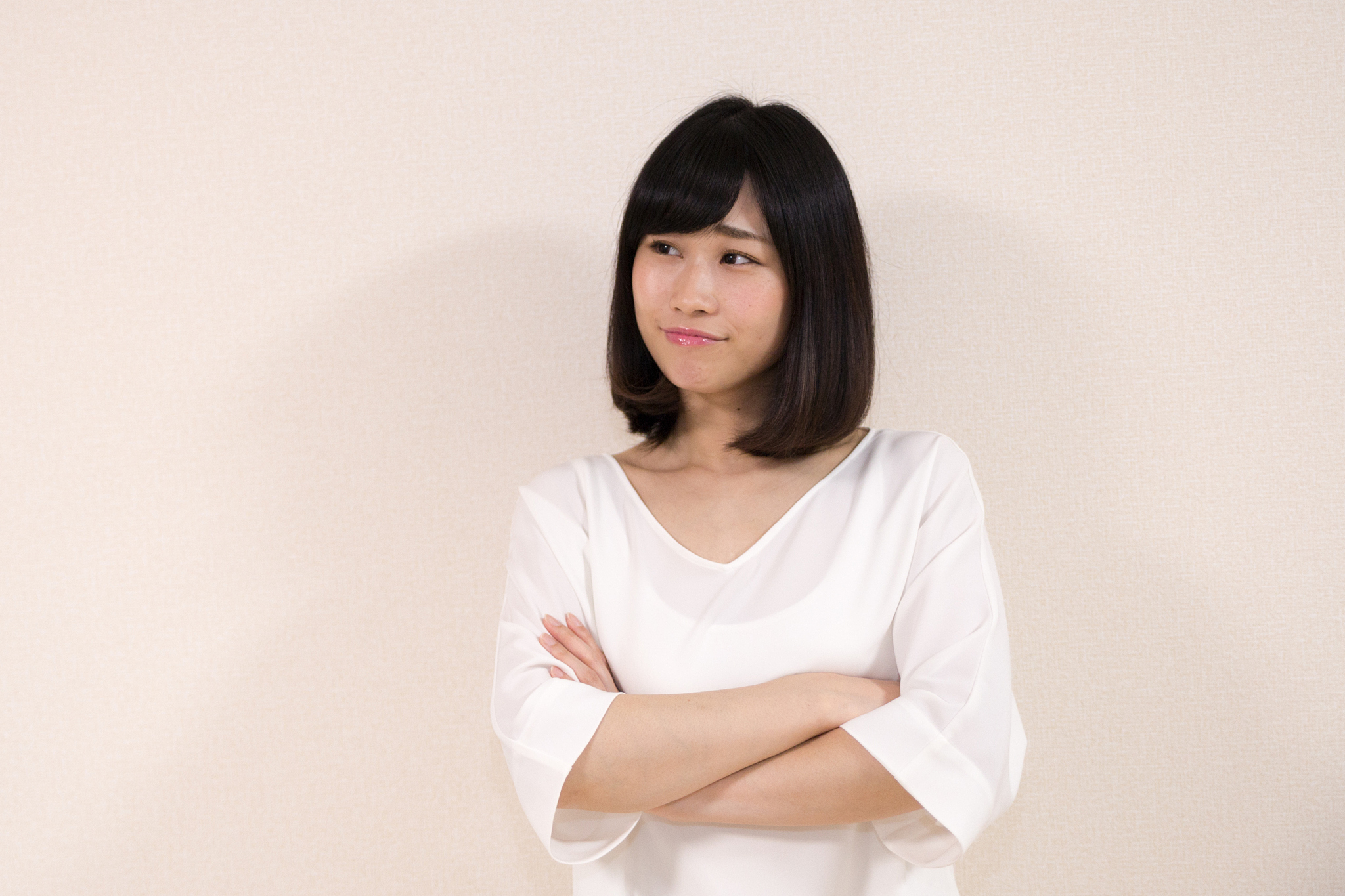 笑顔の女性 腕組