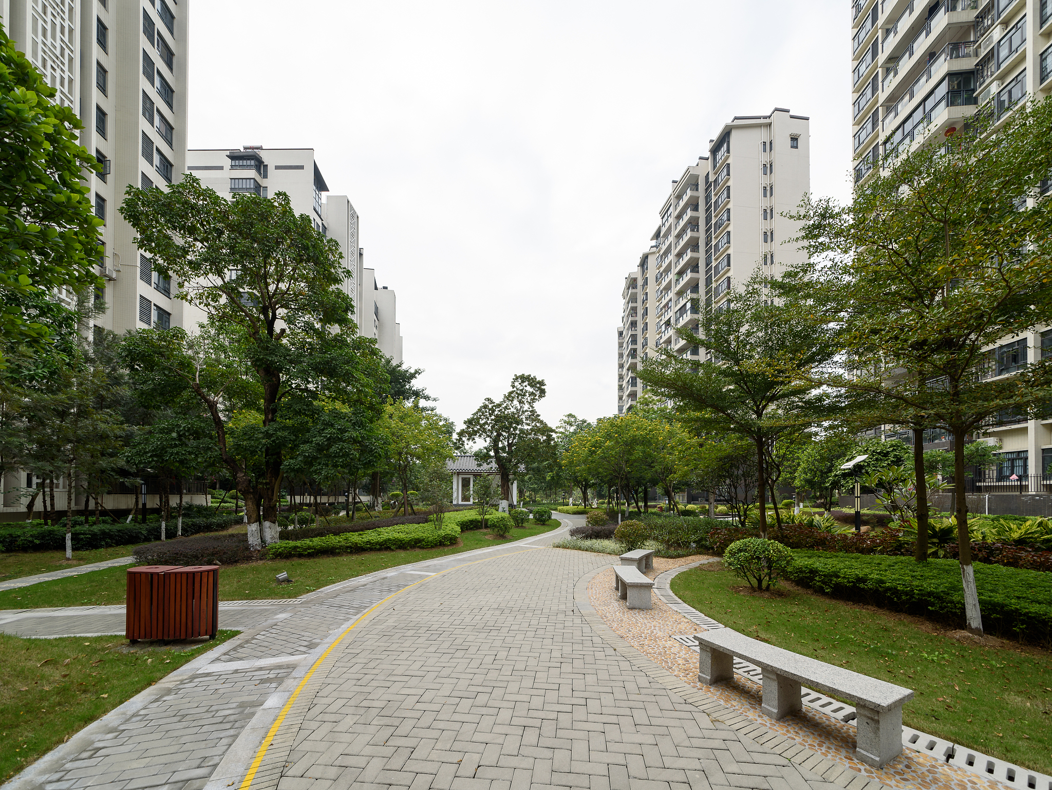 扩展这三点：1改善小区交通组织打造步行适老化空间2转换增补边角空间活化零散公共活动空间3提升基本卫生环境植入智能智慧设施