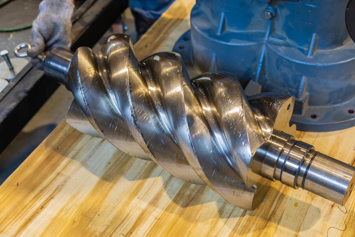 宏达一千顿磨擦压力机螺杆和螺母间隔较大工作时丝杆发烫尤其是天气热的时候尤为明显造成打击无力请问老师有什么好的方法解决吗？