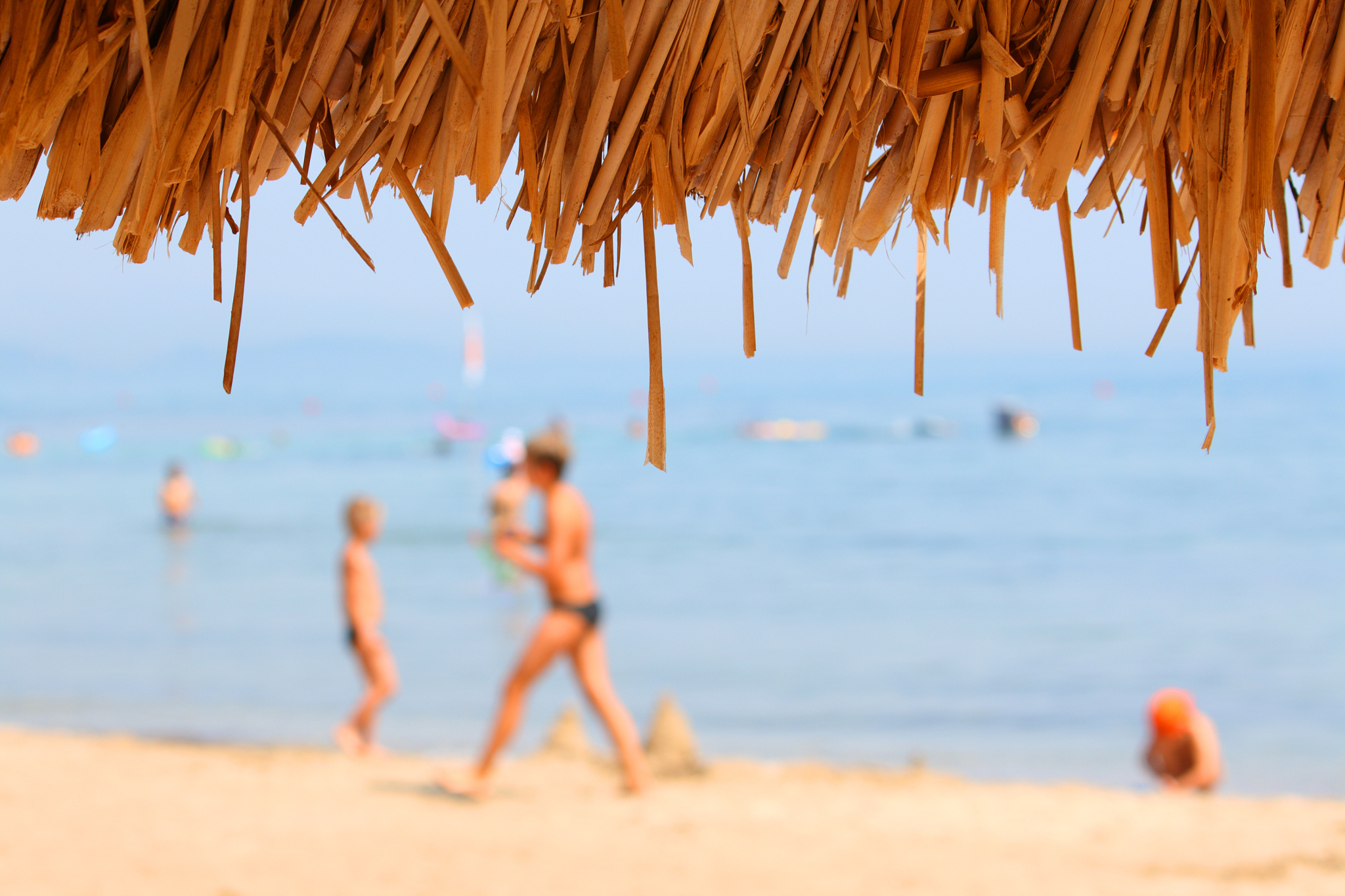 朋友：White sands does make it niceOur beach is brown and it get hot我该如何回答下一句？