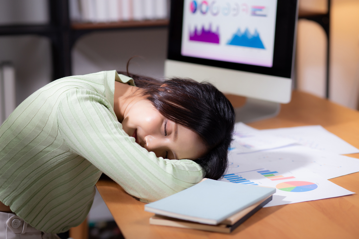 工作太多天天熬夜头疼了