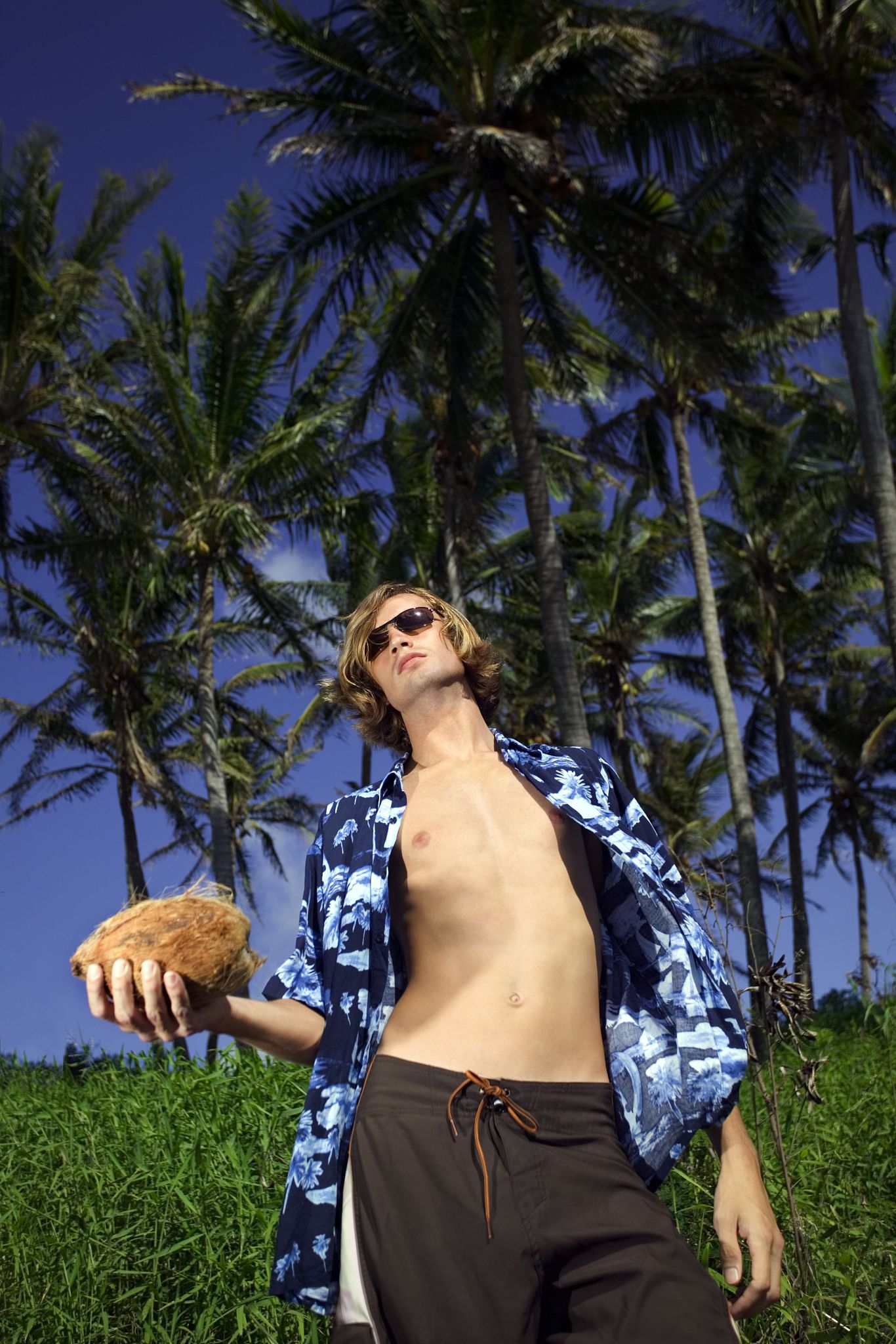 迷人拉丁裔帅哥：阳光、自信、魅力无限