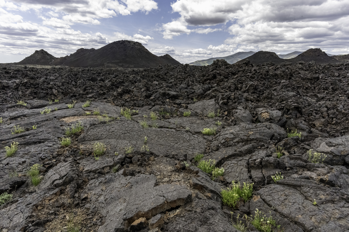 写一首诗关于海口火山7言律师