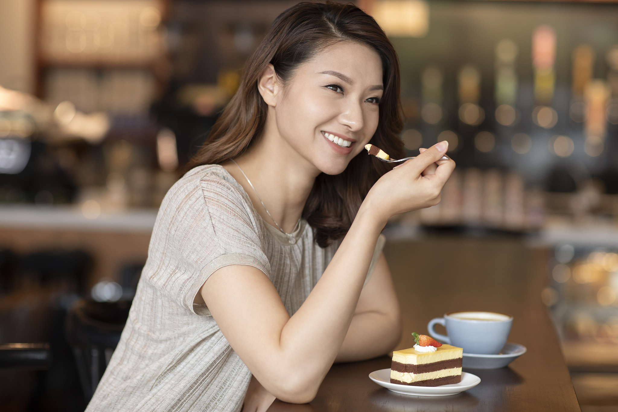 优雅女士在咖啡店喝下午茶