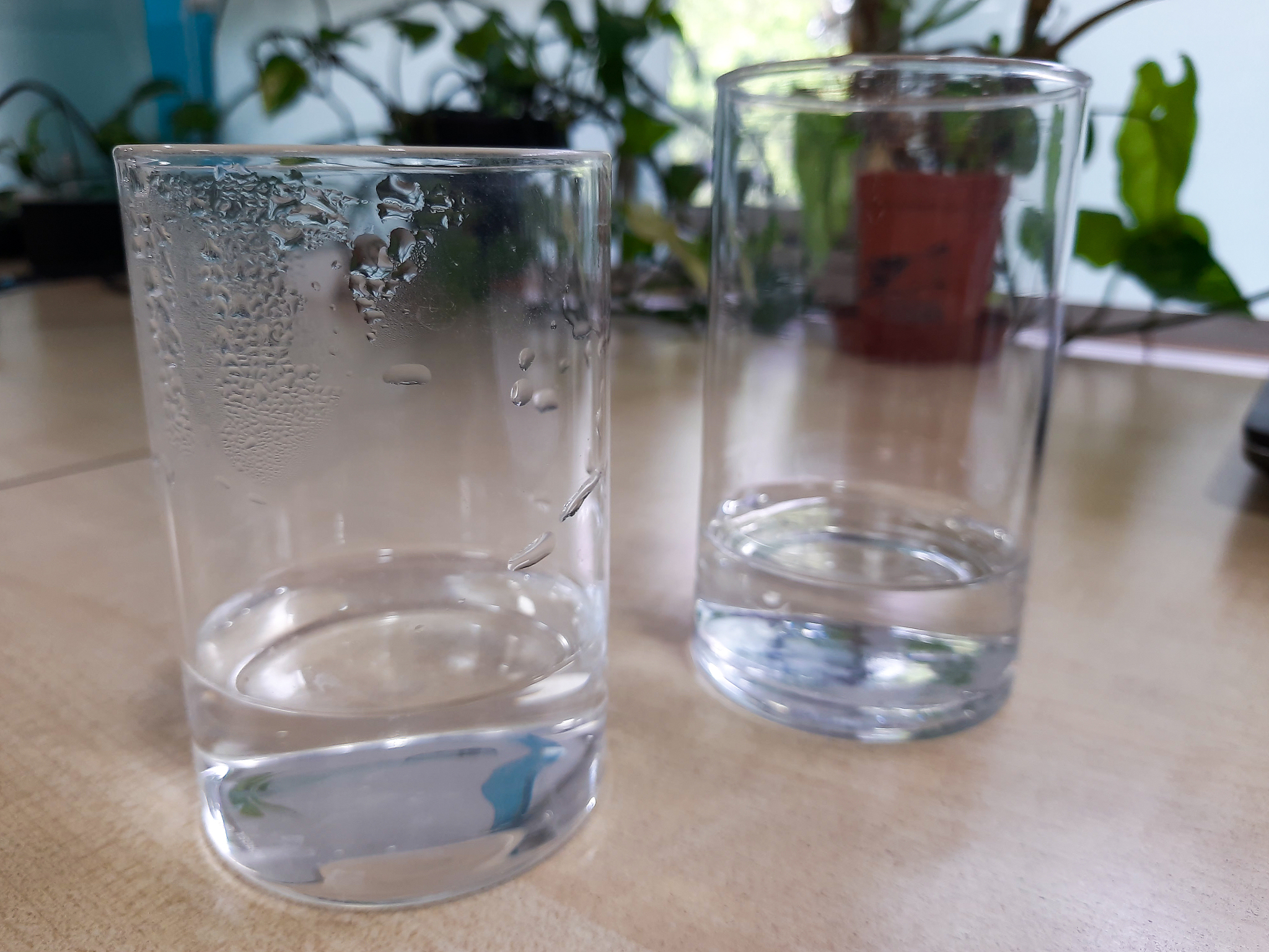 3升和5升水桶如何量出4升水？经典倒水问题解法