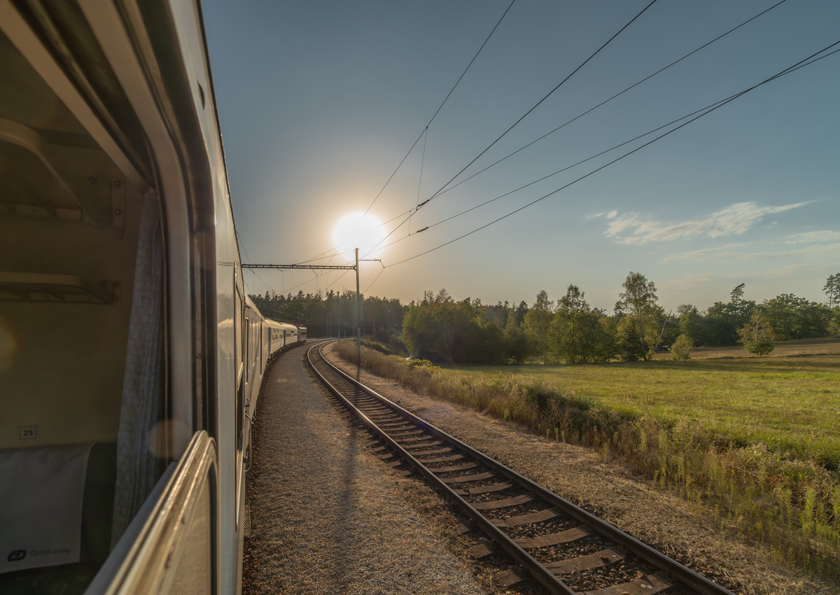 孤独的告别：山丘如同白象，女人选择坚强