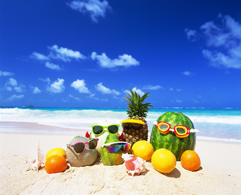 夏日：阳光、海滩、水果和旅行的快乐
