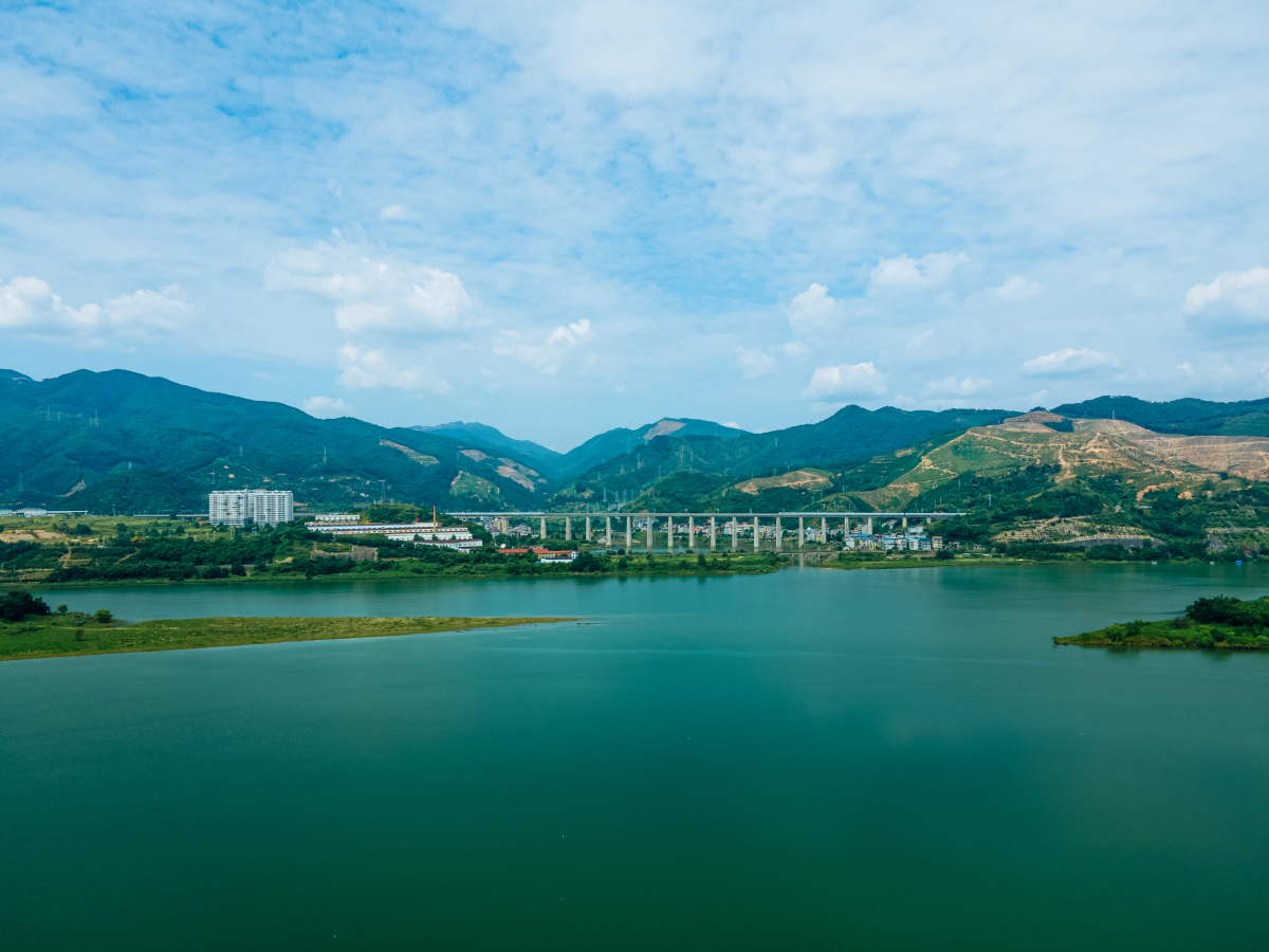 一说起汉丰湖,我就忍不住要跟大家分享我的游玩经历和那些惊艳的瞬间