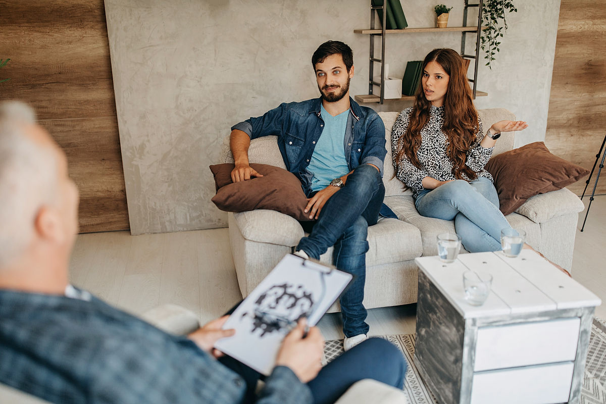 揭秘惊人真相：妻子竟是男人伪装！