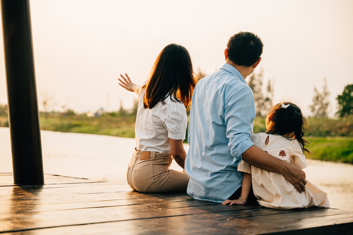 以兄弟姐妹之间的亲密关系：共同度过人生的喜怒哀乐为题写一篇1100字文章