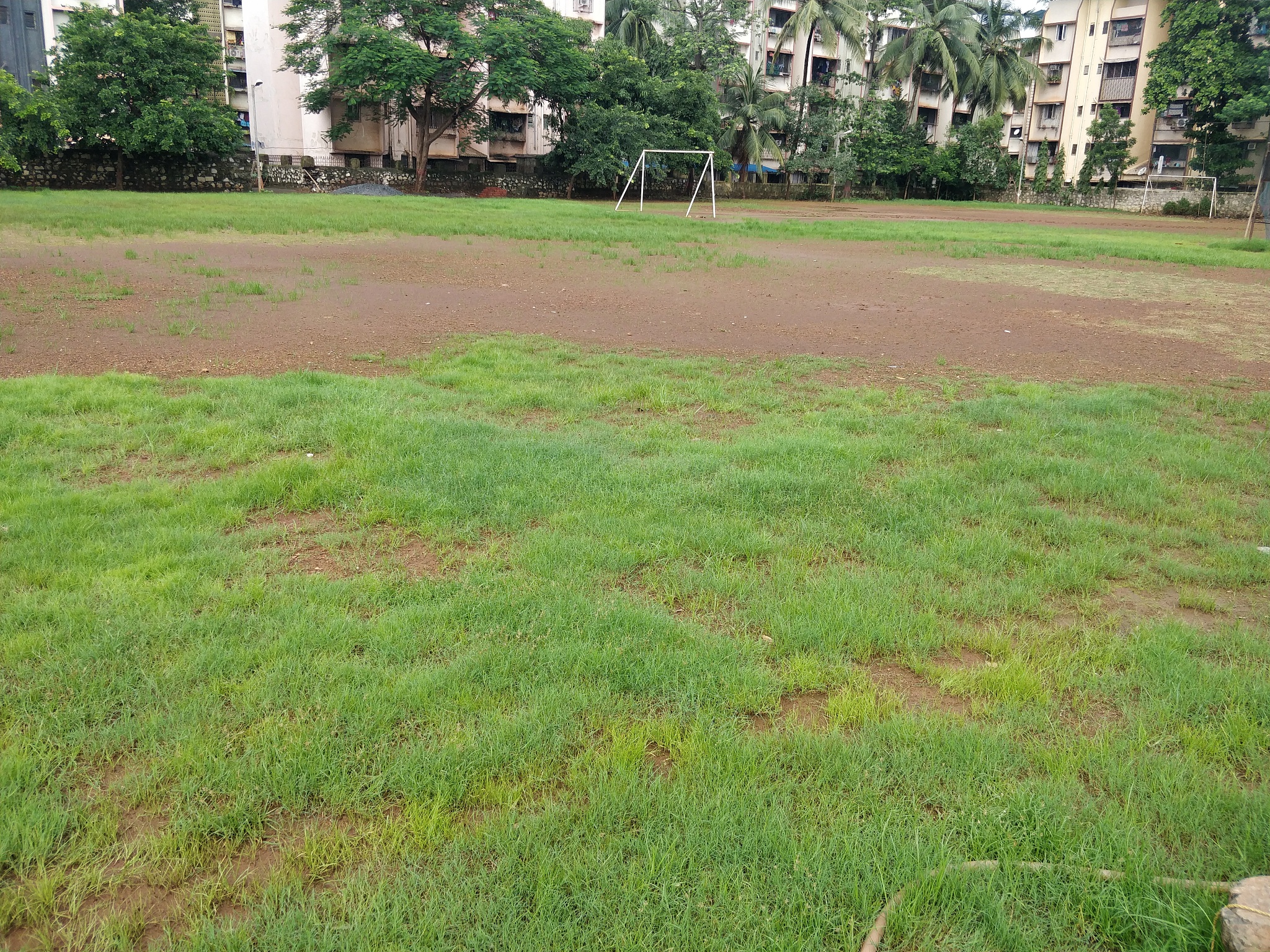 雨后排球场泥泞问题：球场变泥地，草丛沾泥球鞋变泥鞋