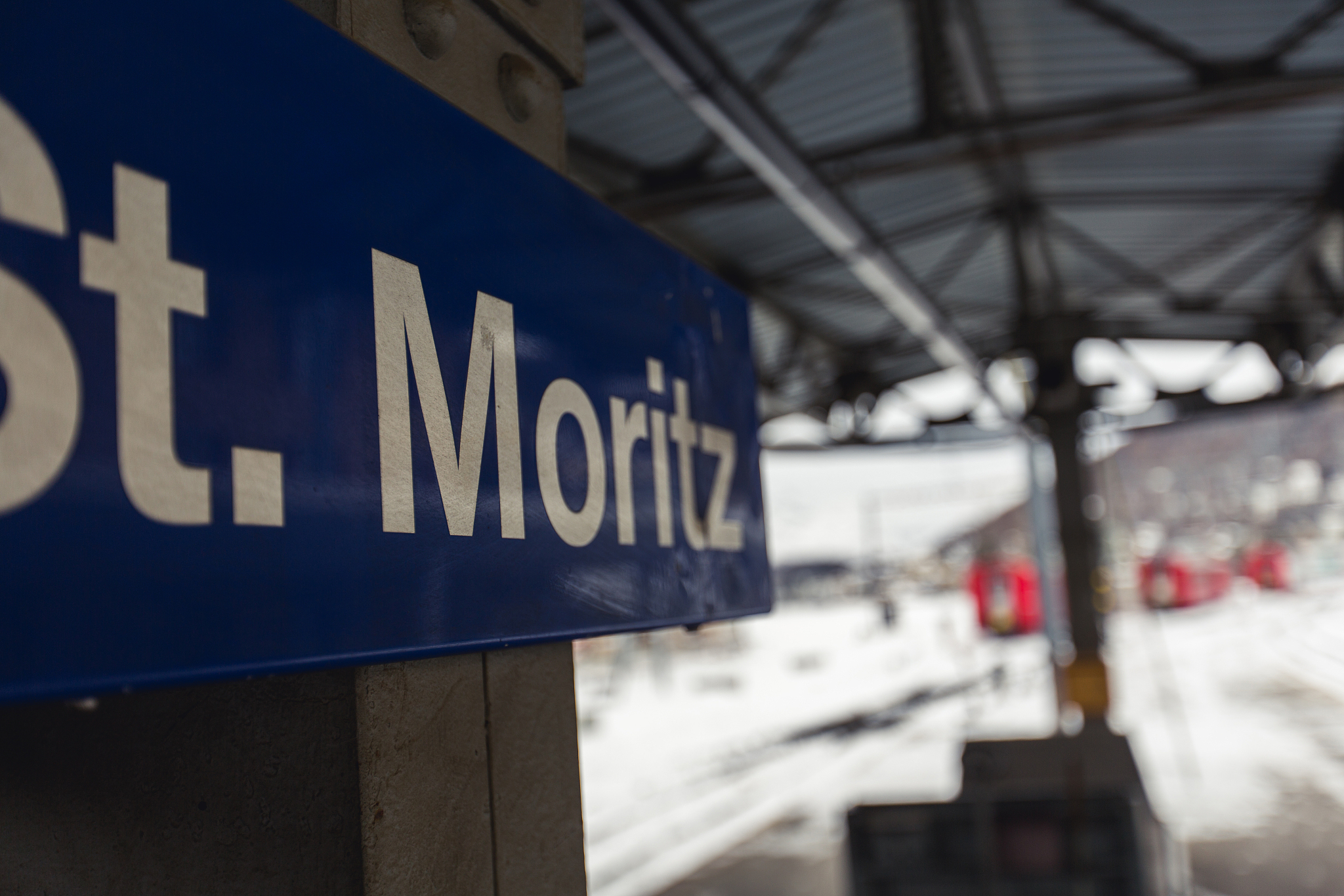 你知道最新的加拿大移民政策吗我会尽力为您提供最新的加拿大移民政策：1 快速通道 Express Entry：快速通道是加拿大联邦政府用于处理经济类移民申请的电子系统。此制度基于申请人的年龄、教育、语言能力、工作经验和其他因素为申请人打分以决定是否有资格移民加拿大。2 家庭团聚移民：加拿大政府鼓励家人之间的团聚提供了多种方式让加拿大公民和永久居民将他们的亲属带到加拿大。家庭团聚移民包括配偶、伴侣、子