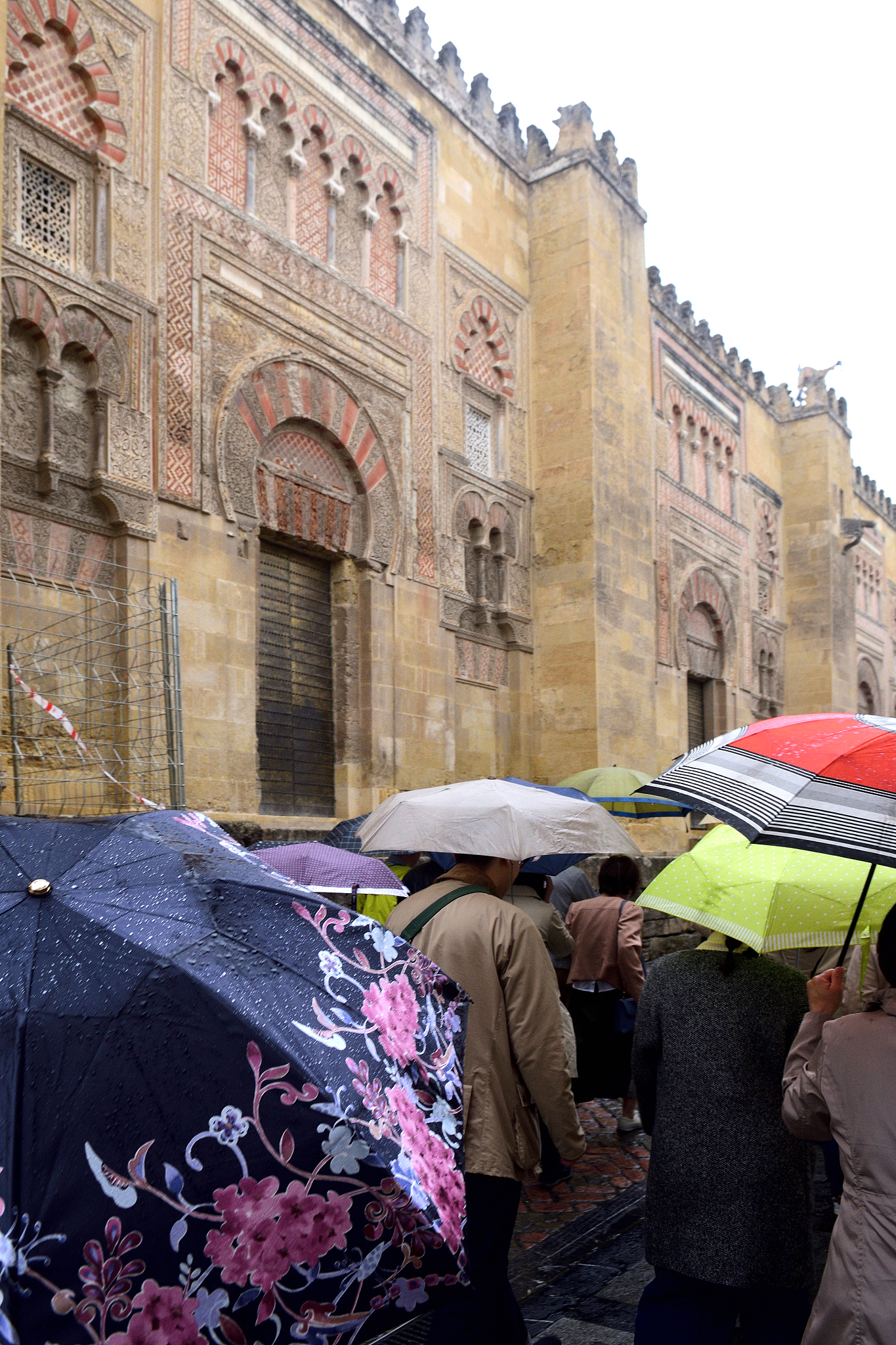 the rain that surprises the tourists in the mosque of cordoba, a