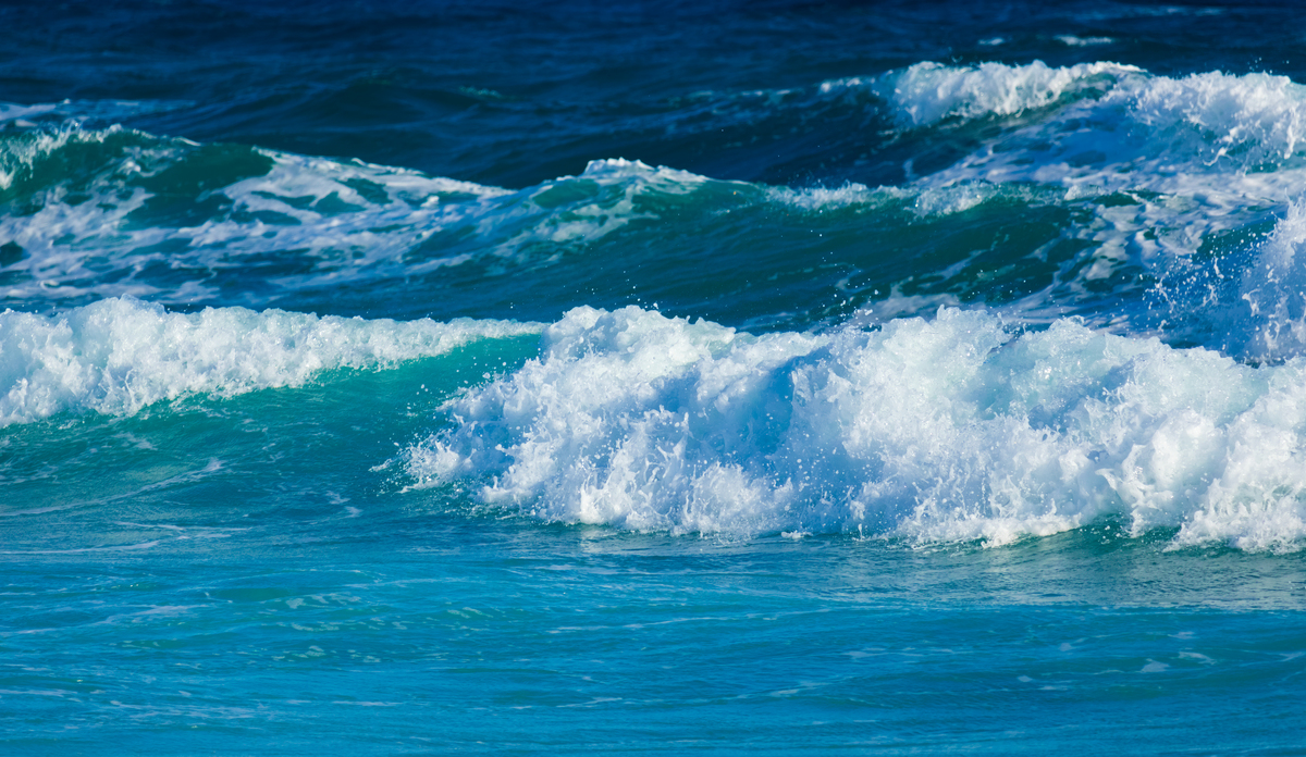 写个主题为波涛之上的开场和小结