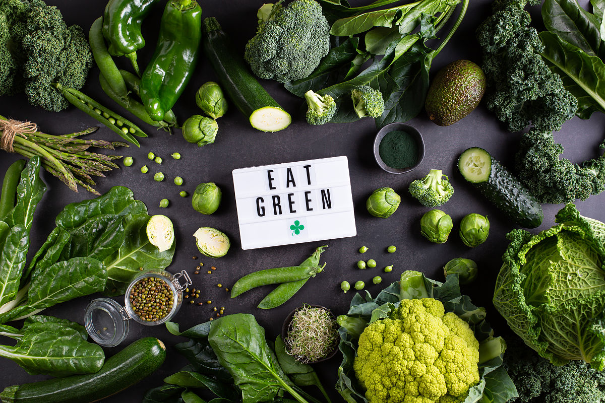 能让大脑年轻19岁的食物近日一项研究发现绿叶菜能改善大脑的年轻程度。每周食用超过六份的绿叶蔬菜与大脑中贝塔淀粉样蛋白减少存在着关联。脑部贝塔样淀粉蛋白异常沉积是阿尔茨海默症的早期表现之一。研究人员通过拉氏大学始于1997年的记忆与衰老研究项目从2014年起共收集581名已故志愿者的数据当这些志愿者去世后均捐献遗体以供研究。通过解剖志愿者的大脑后发现常吃绿叶菜的人大脑中贝塔淀粉样蛋白的沉积会比那些常