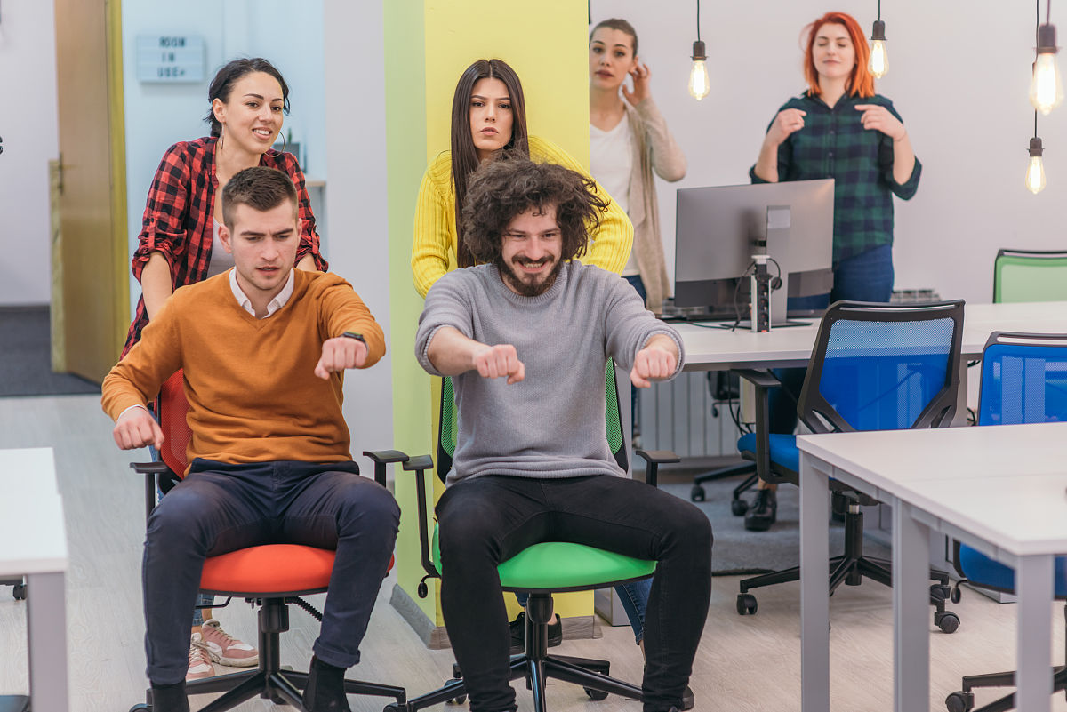 安庆市滨江城市建设发展有限公司 招标成本经理新聘用就公司下半年工作思路及公司建设进行交流发言