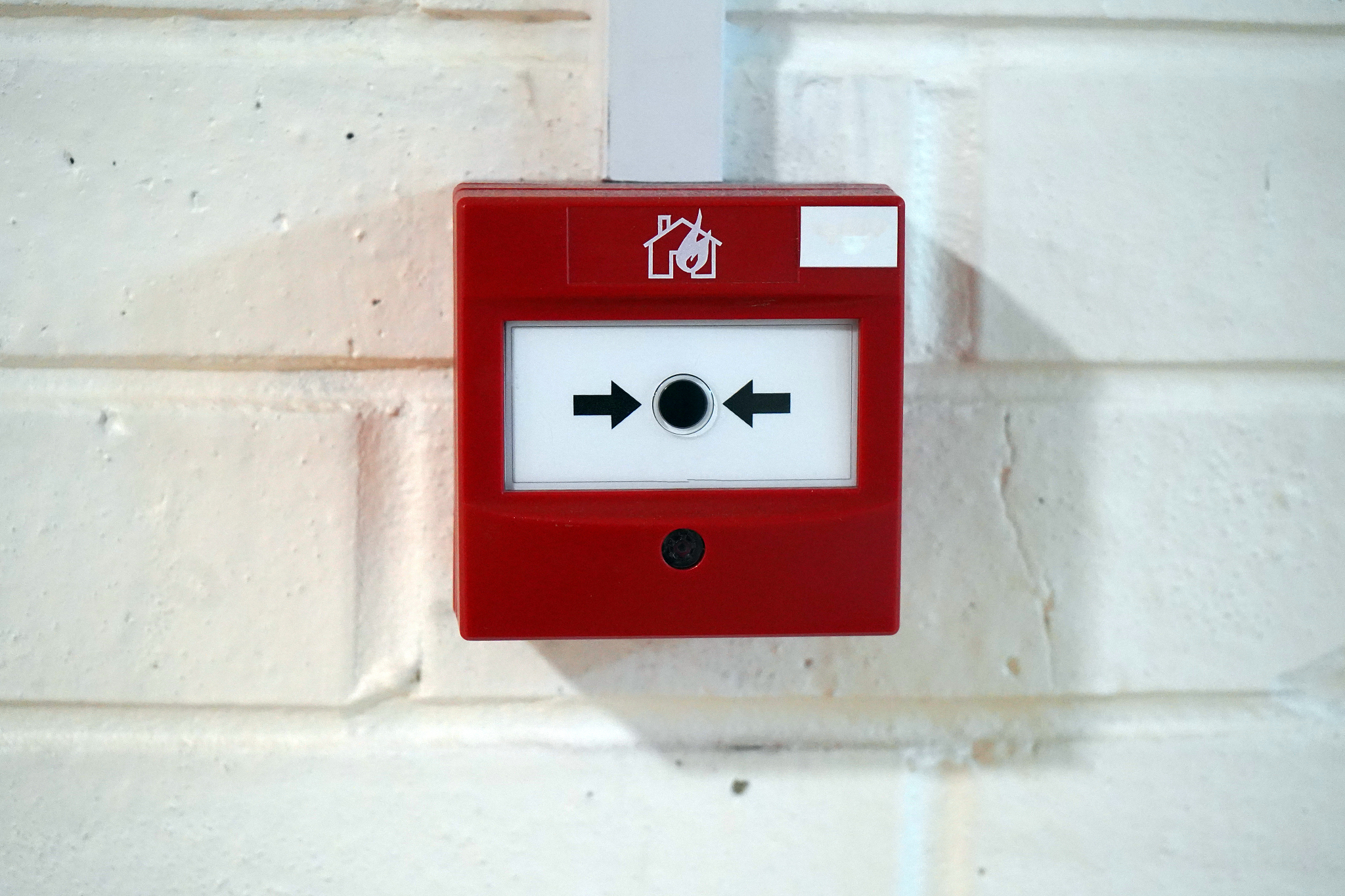 换一个方式表达消防专用电话一般安装在与消防联动控制相关且经常有人值班的机房或控制室、消防值班室等位置。此外手动报警按钮、消火栓按钮等位置也应设置消防电话塞孔。为了方便使用电话塞孔在墙上的安装高度应在13~15m之间。