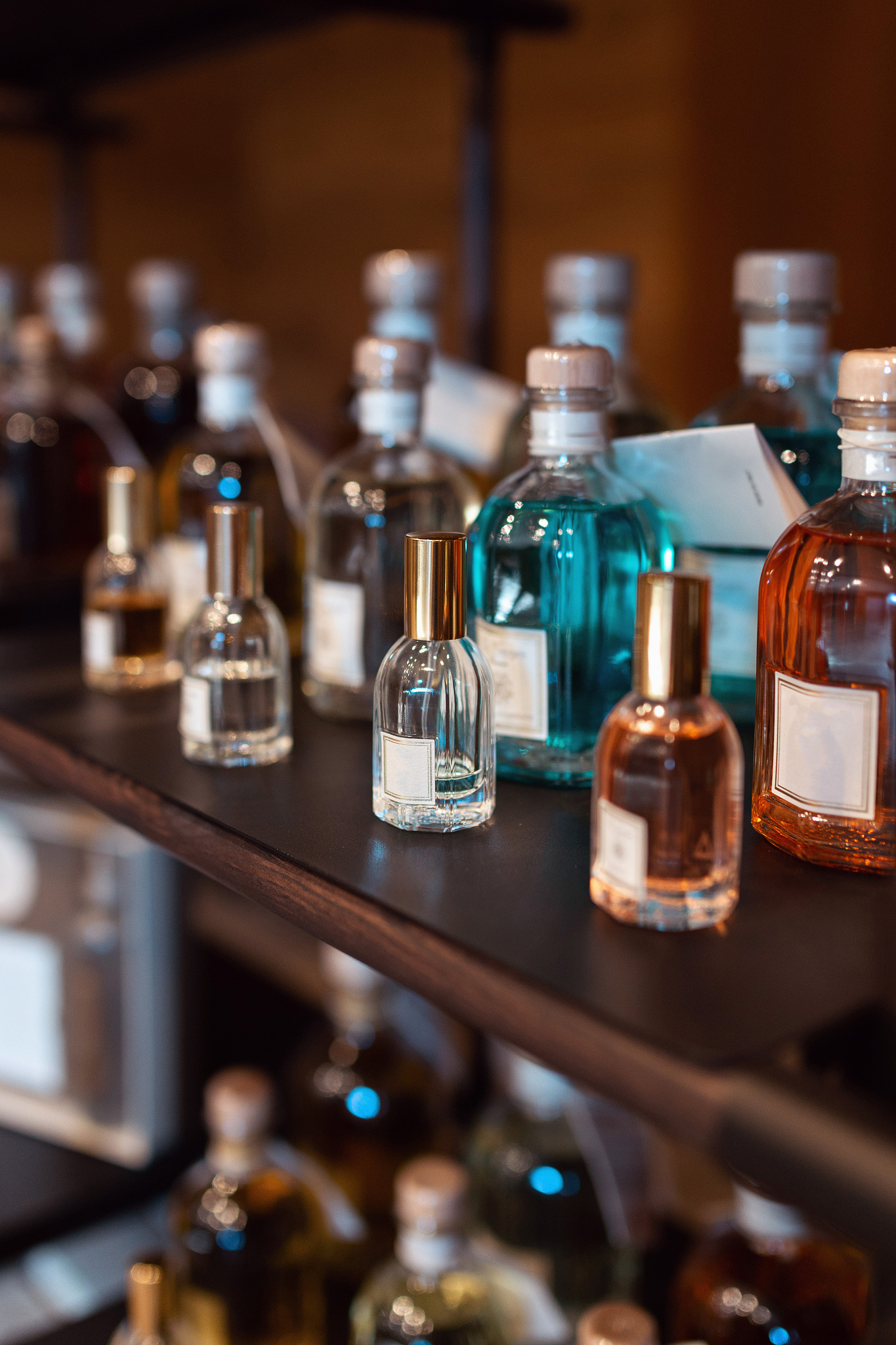 香味是人们生活中不可或缺的一部分它们可以带给我们愉悦和放松成为我们情感表达的工具。我最近迷上了DIY西兰鸡尾酒香氛这款香氛不仅解锁新玩法可玩性更强还能搭配出更多独特的香型打造出属于自己的独一无二的香氛。每一次的DIY体验都是一次心灵的美妙旅程让我感受到香味的神秘与美丽。西兰鸡尾酒香氛一共有三个香味分别是蜜桃乌龙白朗姆、薄荷紫葡萄菲士以及马鞭草与长相思。每个味道配备一个鸡尾酒香薰杯以及两包凝露。但我