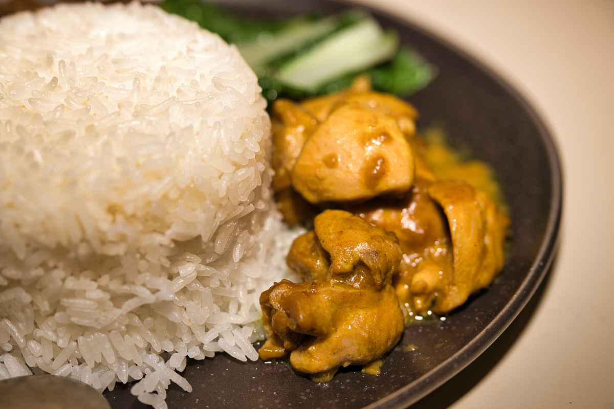写一个咖喱鸡肉饭的文案