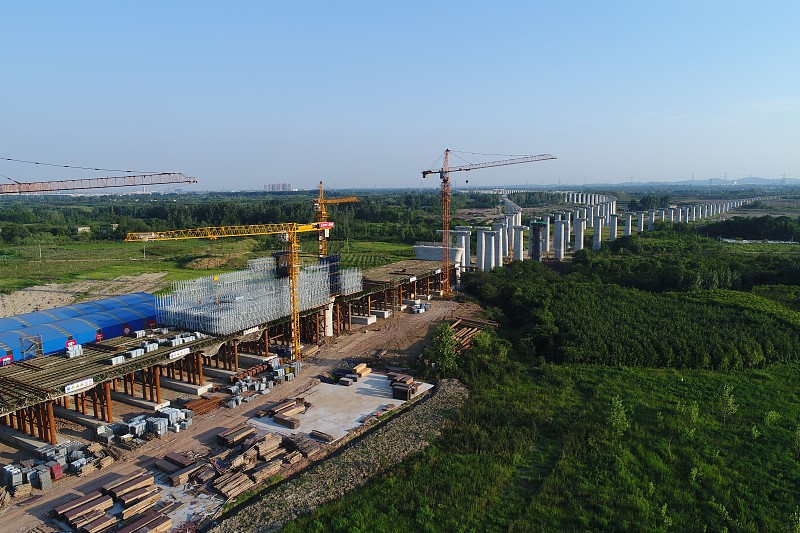 这份《苏州高速铁路新城16号地块公用部分》是一份指导性的文件它是一份指导性文件。现代建设项目的建设是一个多工种、多专业的综合性系统工程其特点是复杂。在此基础上对该工程进行了具体的施工组织设计。本项目重点对施工组织管理和技术方法进行了论述；质量控制时间控制等方面的措施施工组织负责统筹施工全过程推动技术进步实现安全文明施工；提高企业的竞争力推动建设事业的快速发展是建设事业发展的重要环节。主要内容有：施