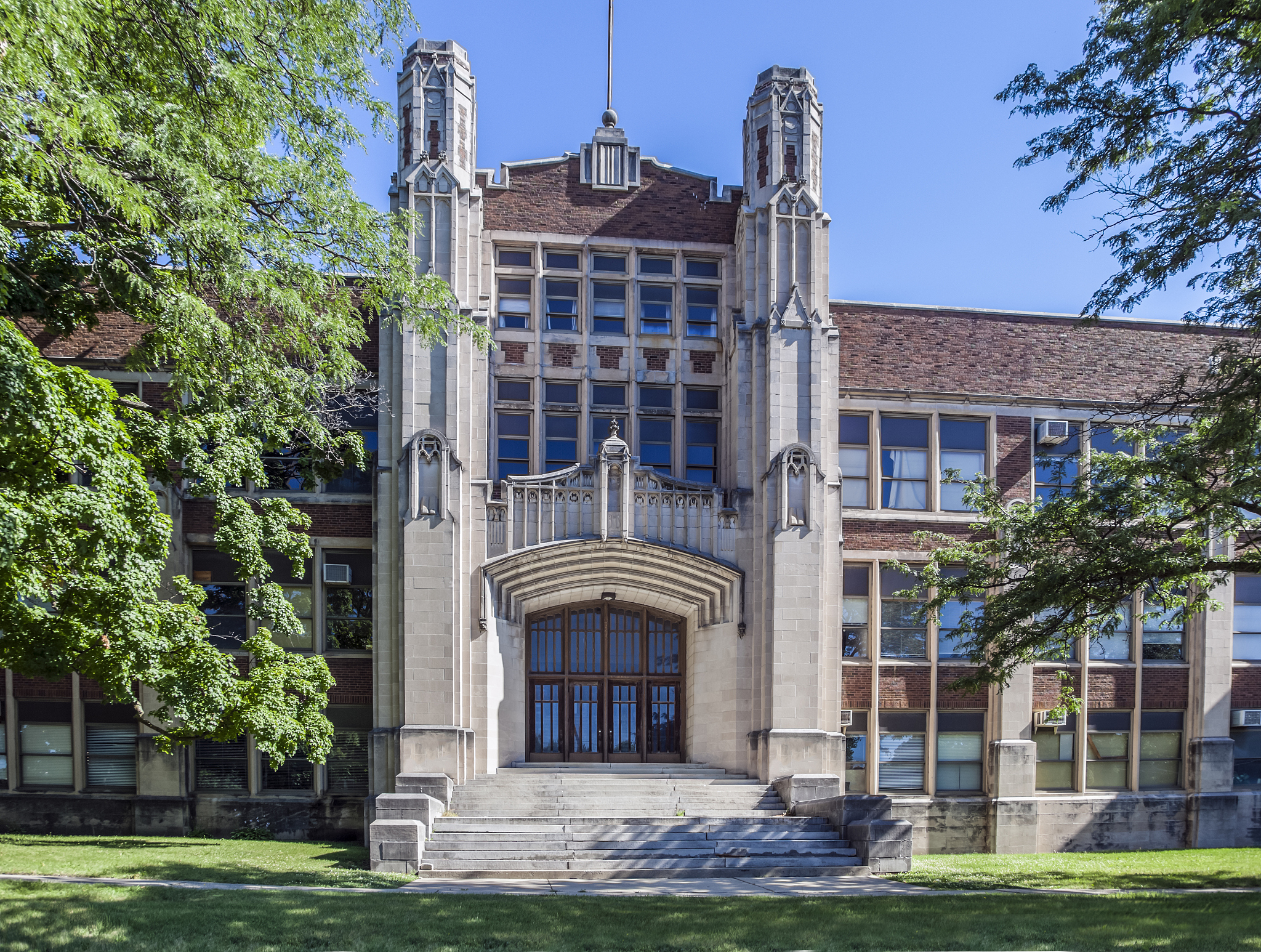 1950's hi<strong>g</strong>h school building