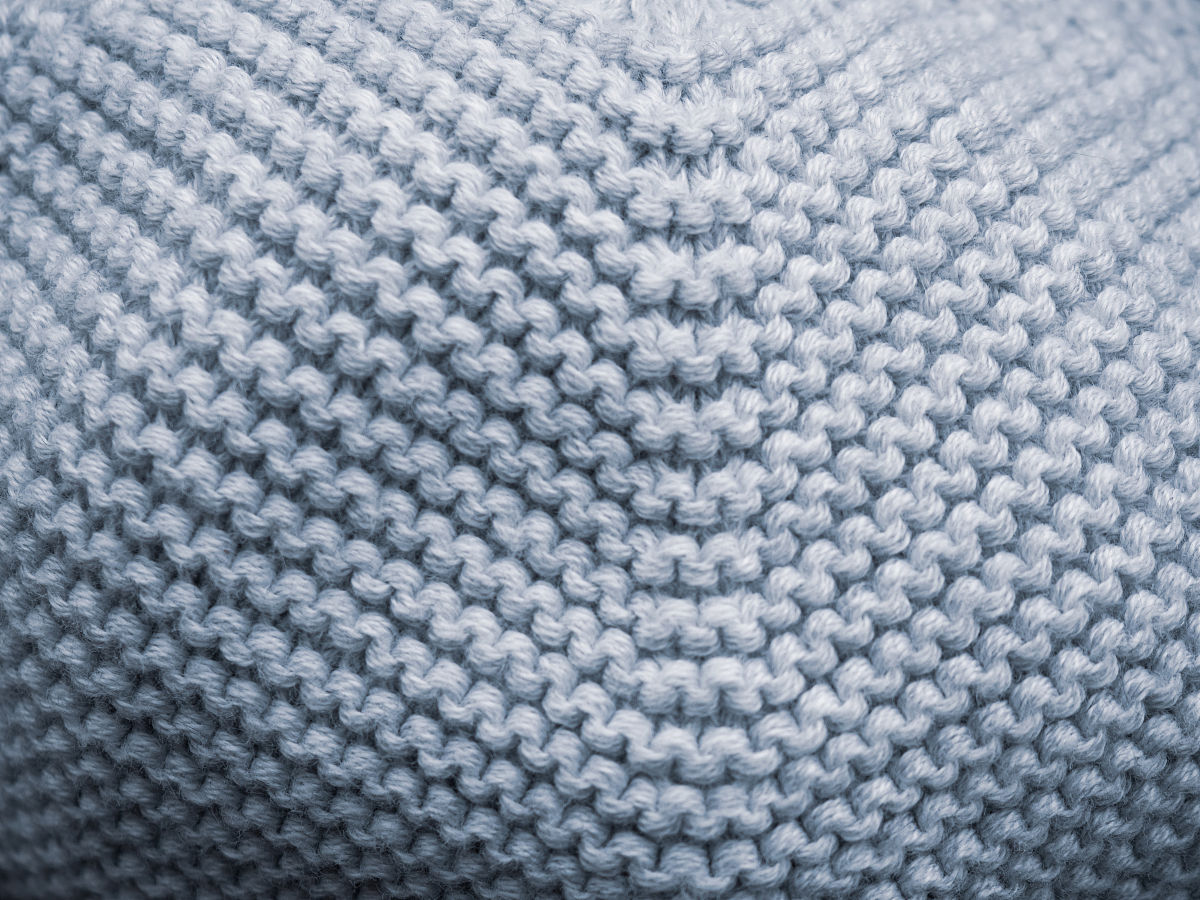 请用准备且具有文学性的中文翻译以下内容。1	Fiber Is the fiber suited to the season Will it perform well and be easy to take care of Are you allergic to it 2	Weight Is the garment the correct weight for your wearing requir