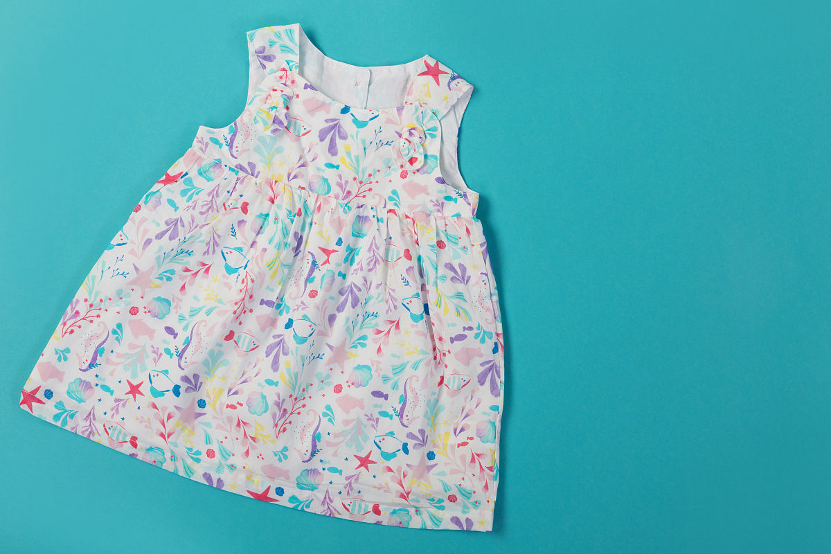 撰写一篇时尚夏日穿搭文案以描述服饰童装具体些细节为主题服装类型：复古的特色格纹无袖宽松连衣裙、阳光感十足的宽松T恤、白色和青色渐变的宽松T恤